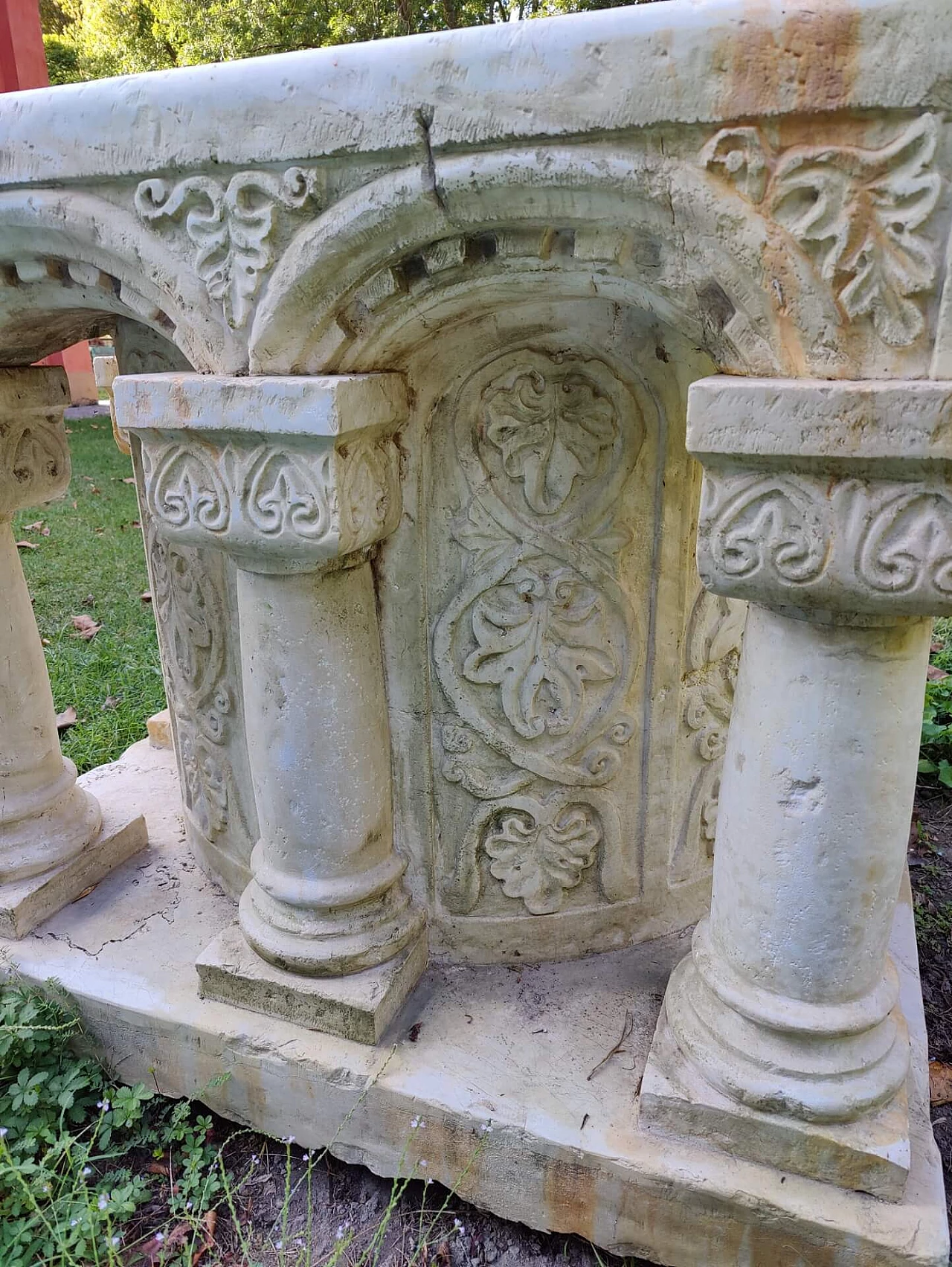 Pozzo con colonne e decorazioni in marmo, '800 1336432