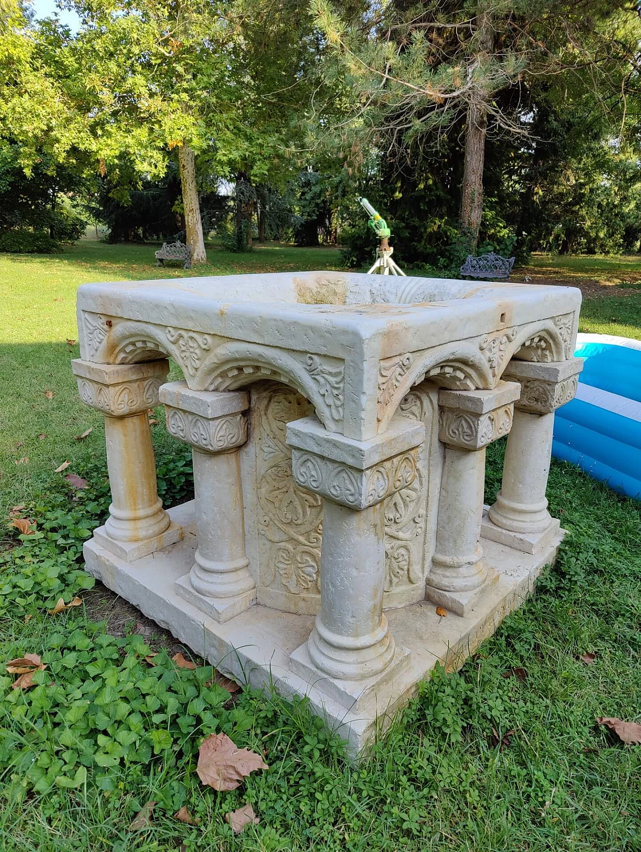 Well with columns and decorations in marble, 19th century 1336433