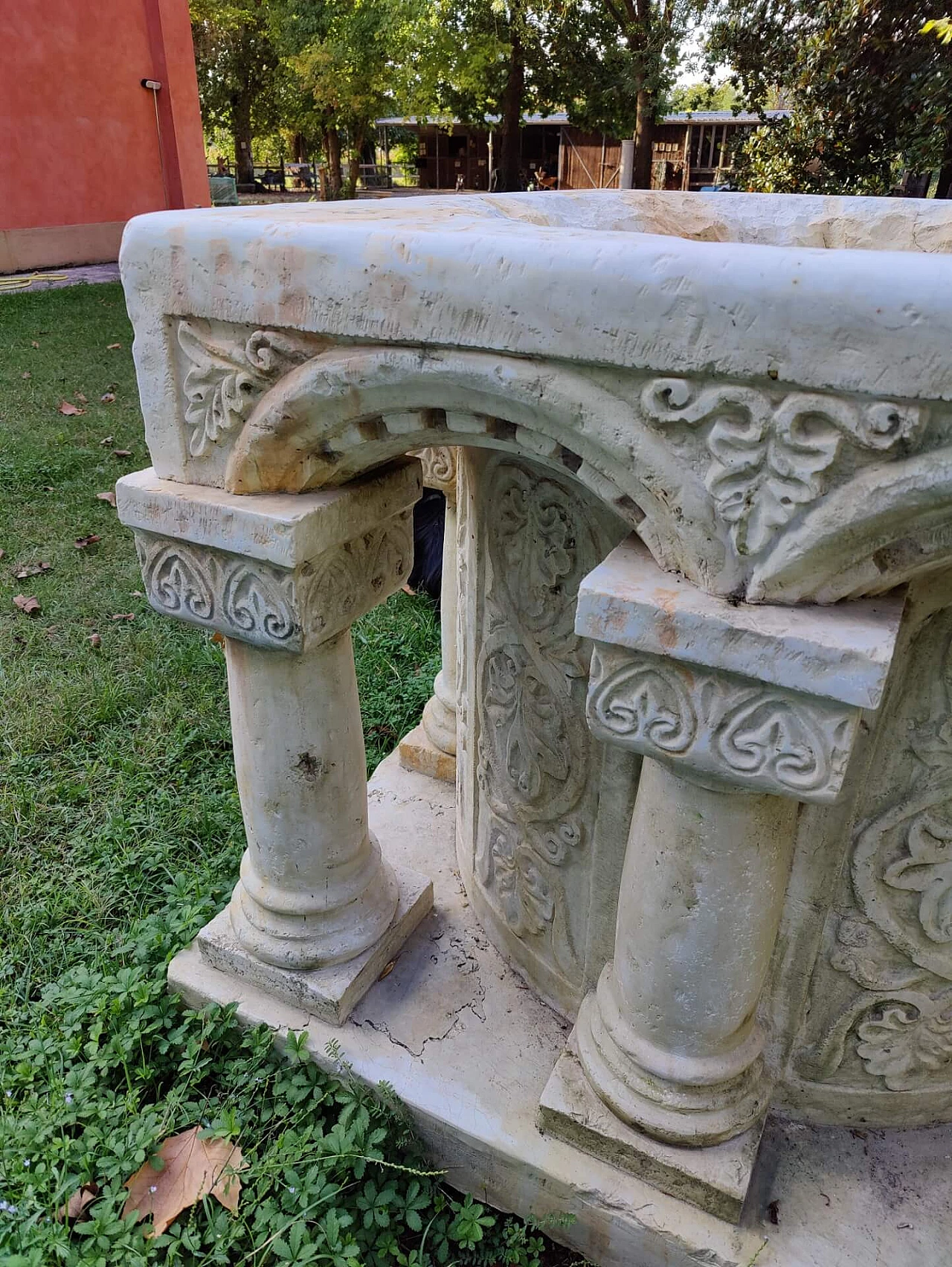 Pozzo con colonne e decorazioni in marmo, '800 1336434