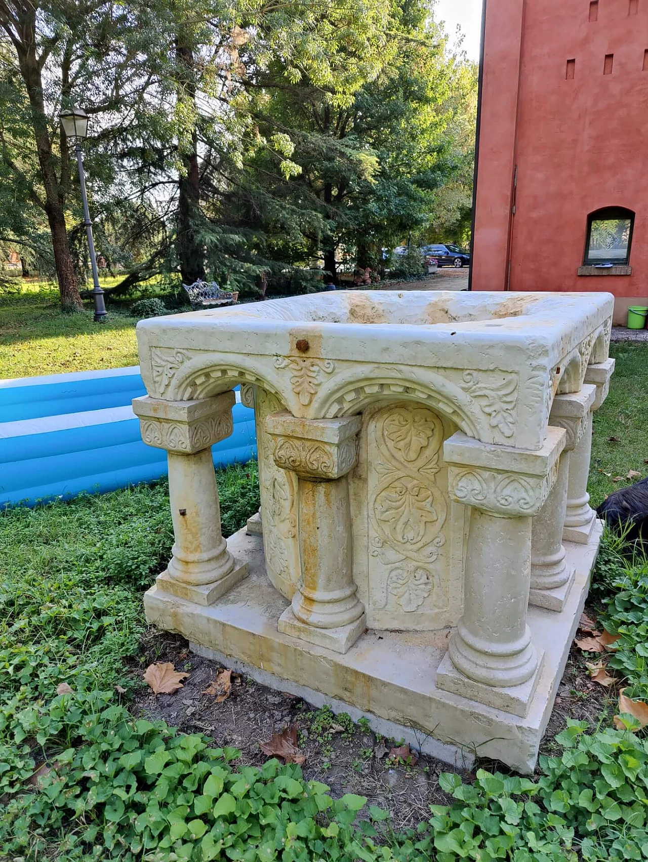 Pozzo con colonne e decorazioni in marmo, '800 1336435