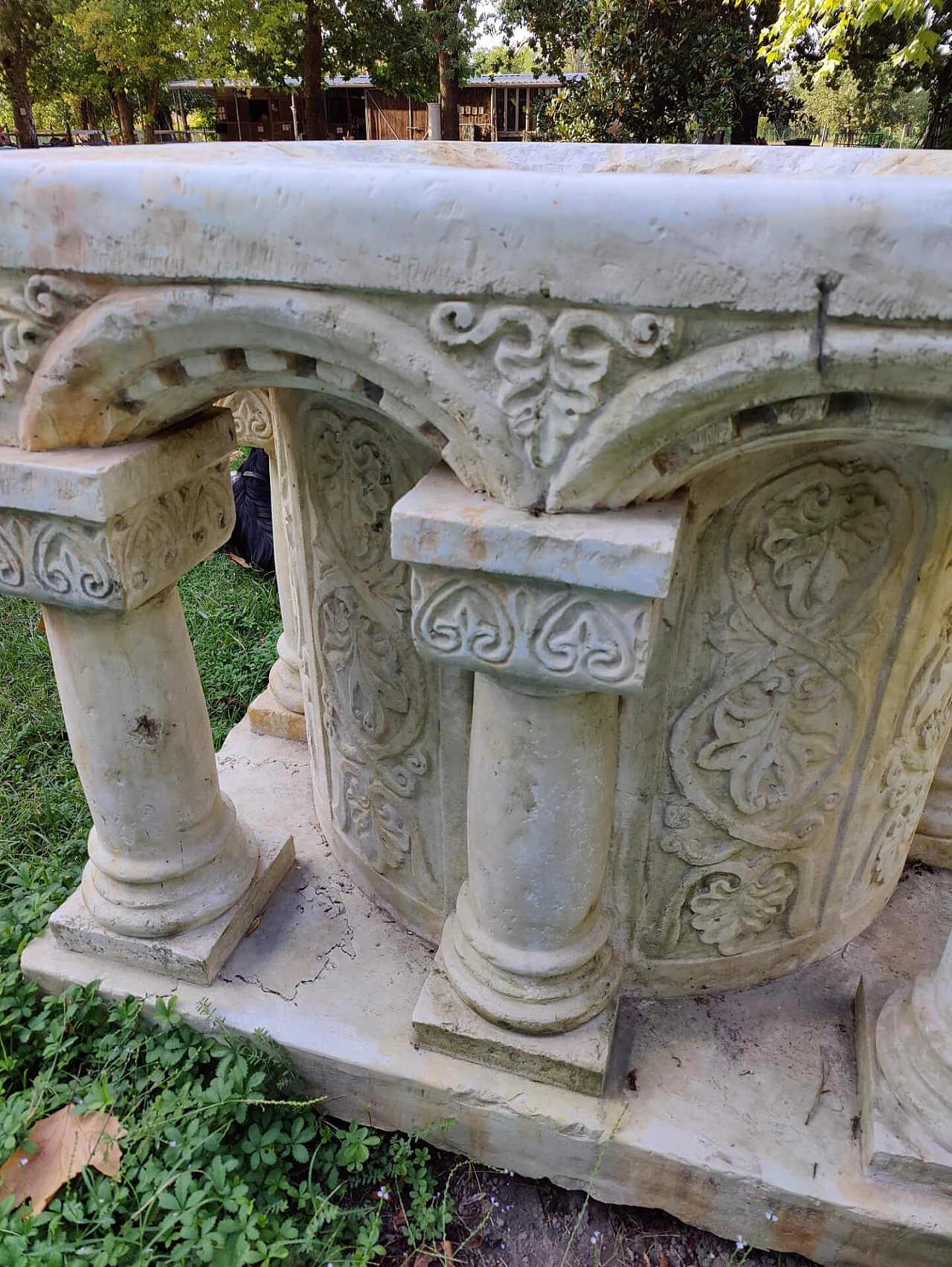 Pozzo con colonne e decorazioni in marmo, '800 1336437