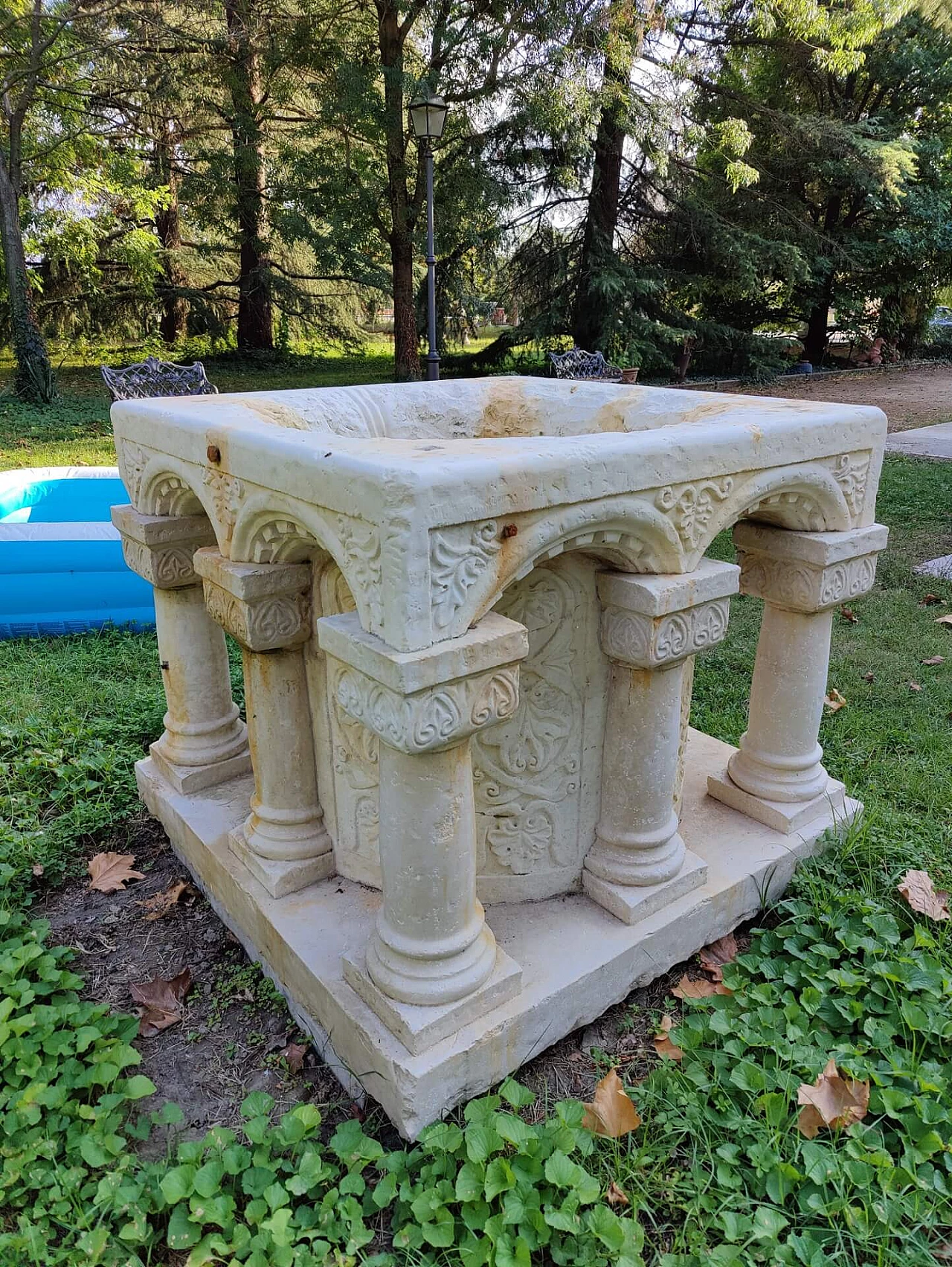 Pozzo con colonne e decorazioni in marmo, '800 1336438