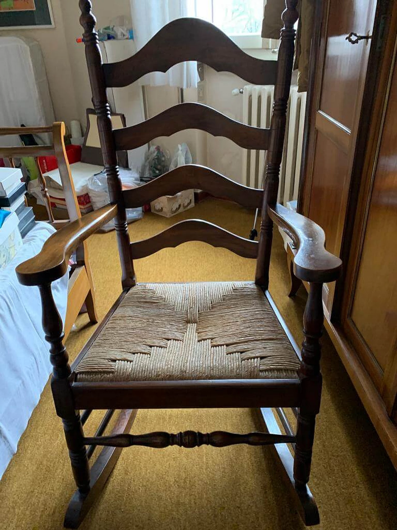 Sedia a dondolo in legno con seduta in paglia, anni '50 1337646