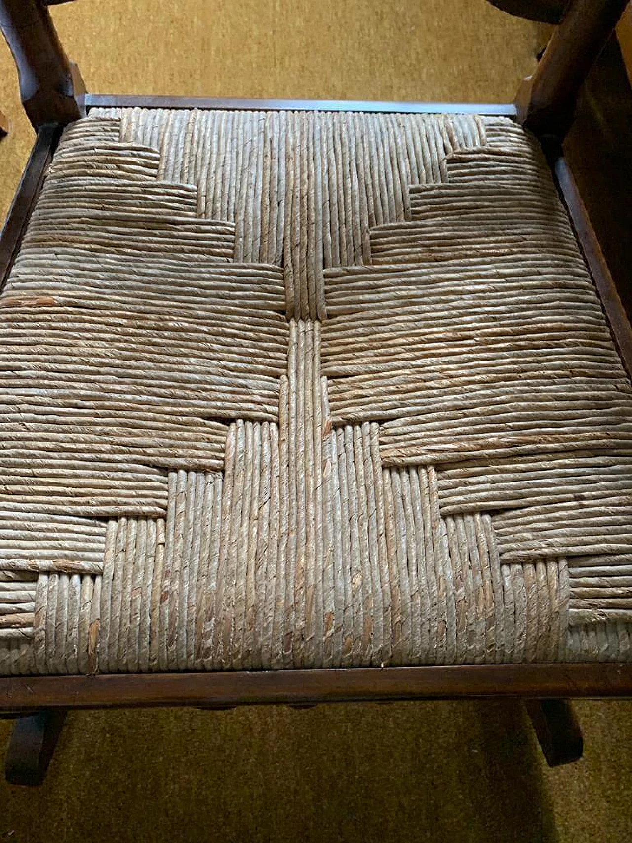 Sedia a dondolo in legno con seduta in paglia, anni '50 1337647