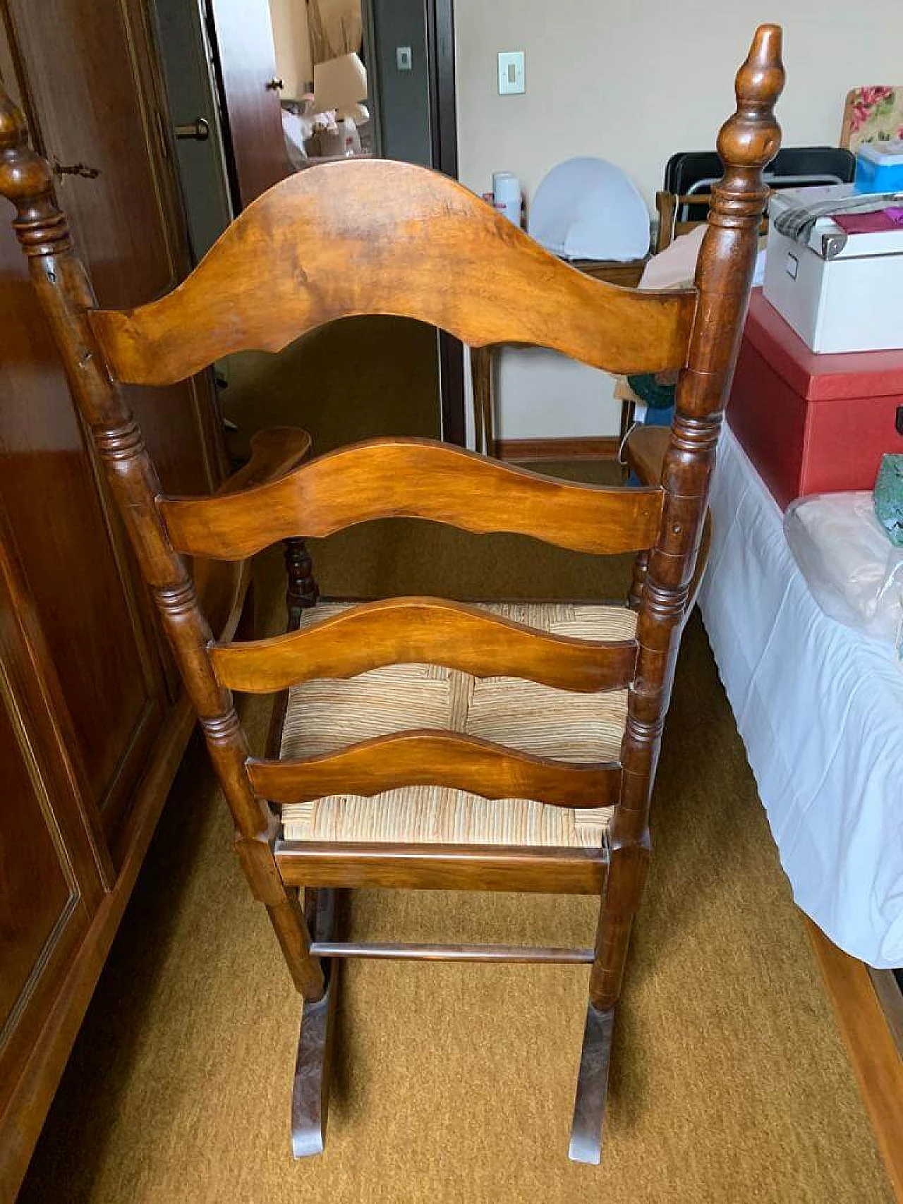 Sedia a dondolo in legno con seduta in paglia, anni '50 1337648