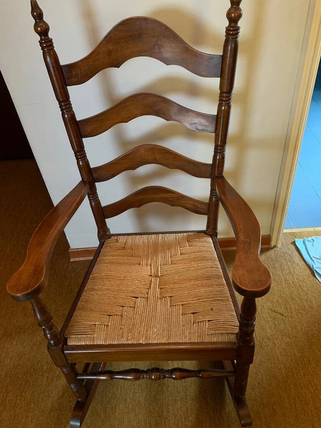 Sedia a dondolo in legno con seduta in paglia, anni '50 1337712