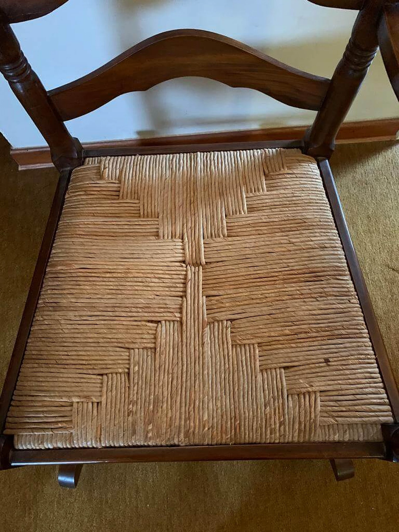 Sedia a dondolo in legno con seduta in paglia, anni '50 1337713