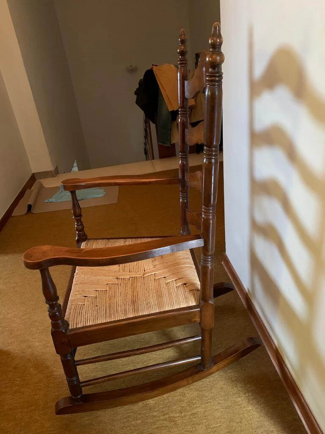 Sedia a dondolo in legno con seduta in paglia, anni '50 1337714