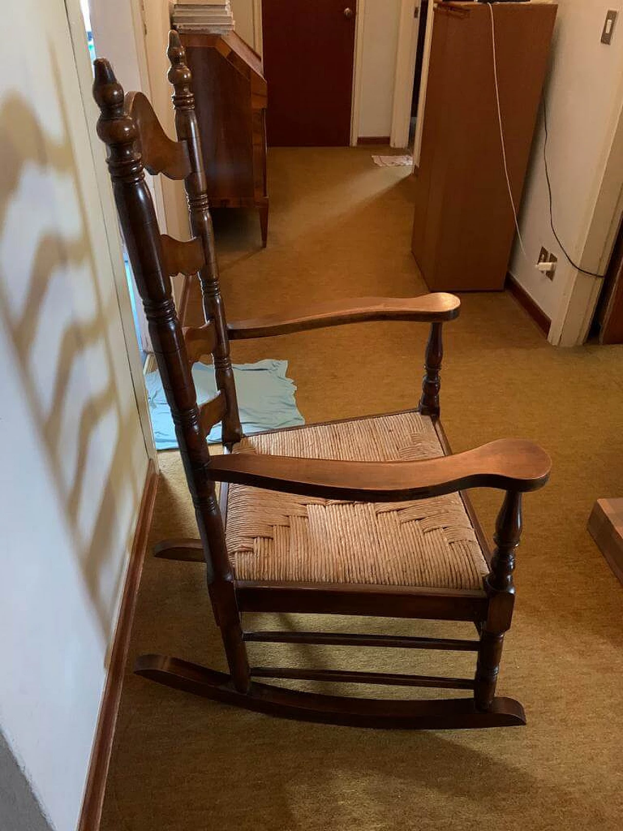 Sedia a dondolo in legno con seduta in paglia, anni '50 1337715