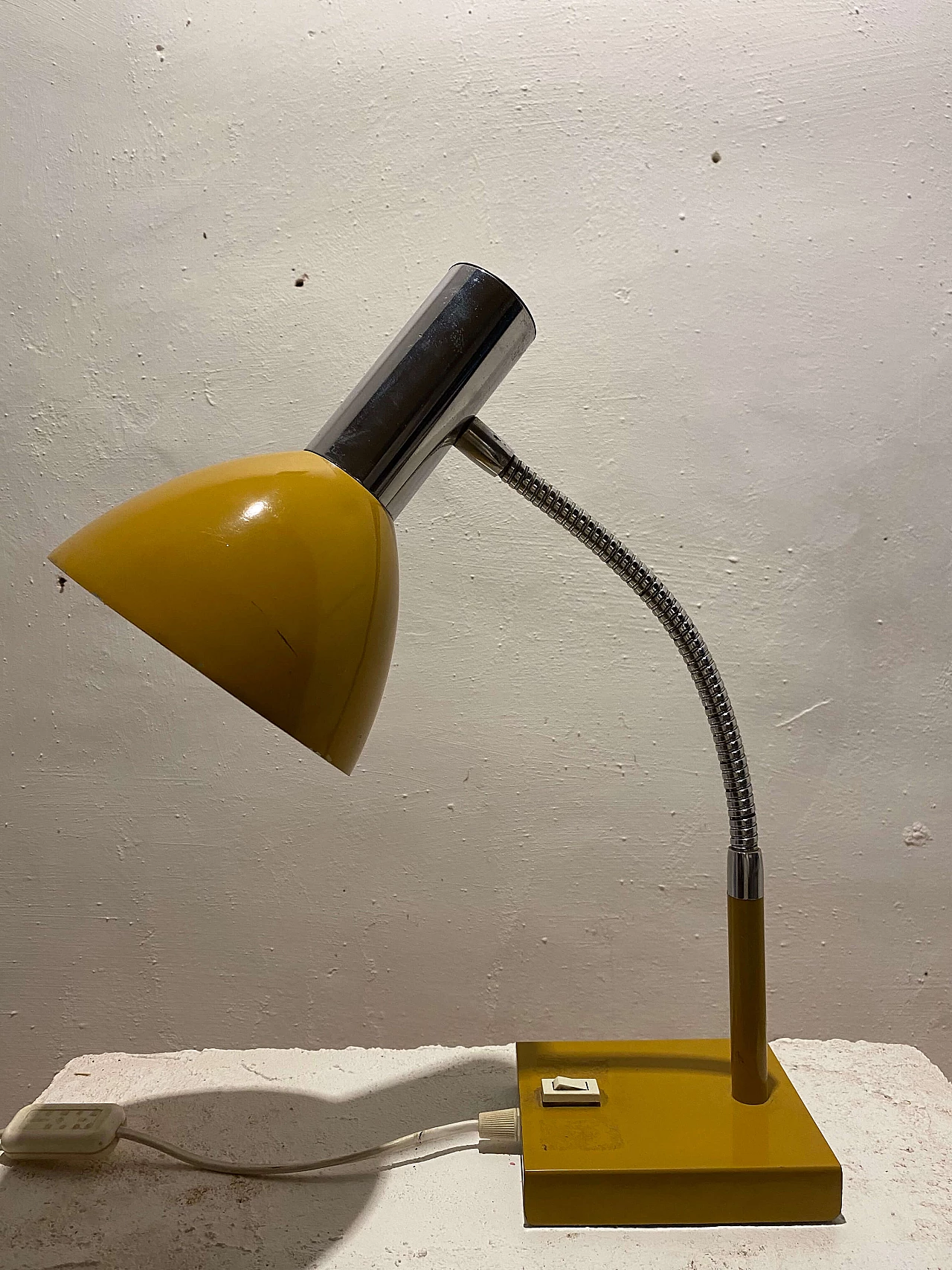 Lampada da tavolo in metallo giallo, anni '60 1339511