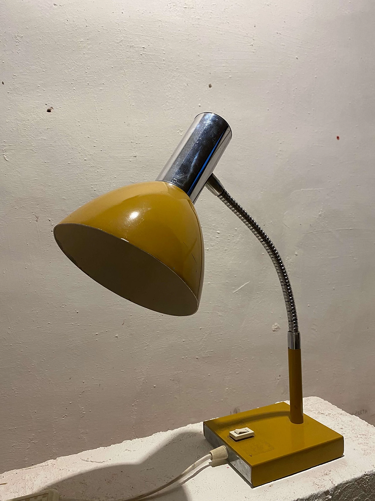 Lampada da tavolo in metallo giallo, anni '60 1339514