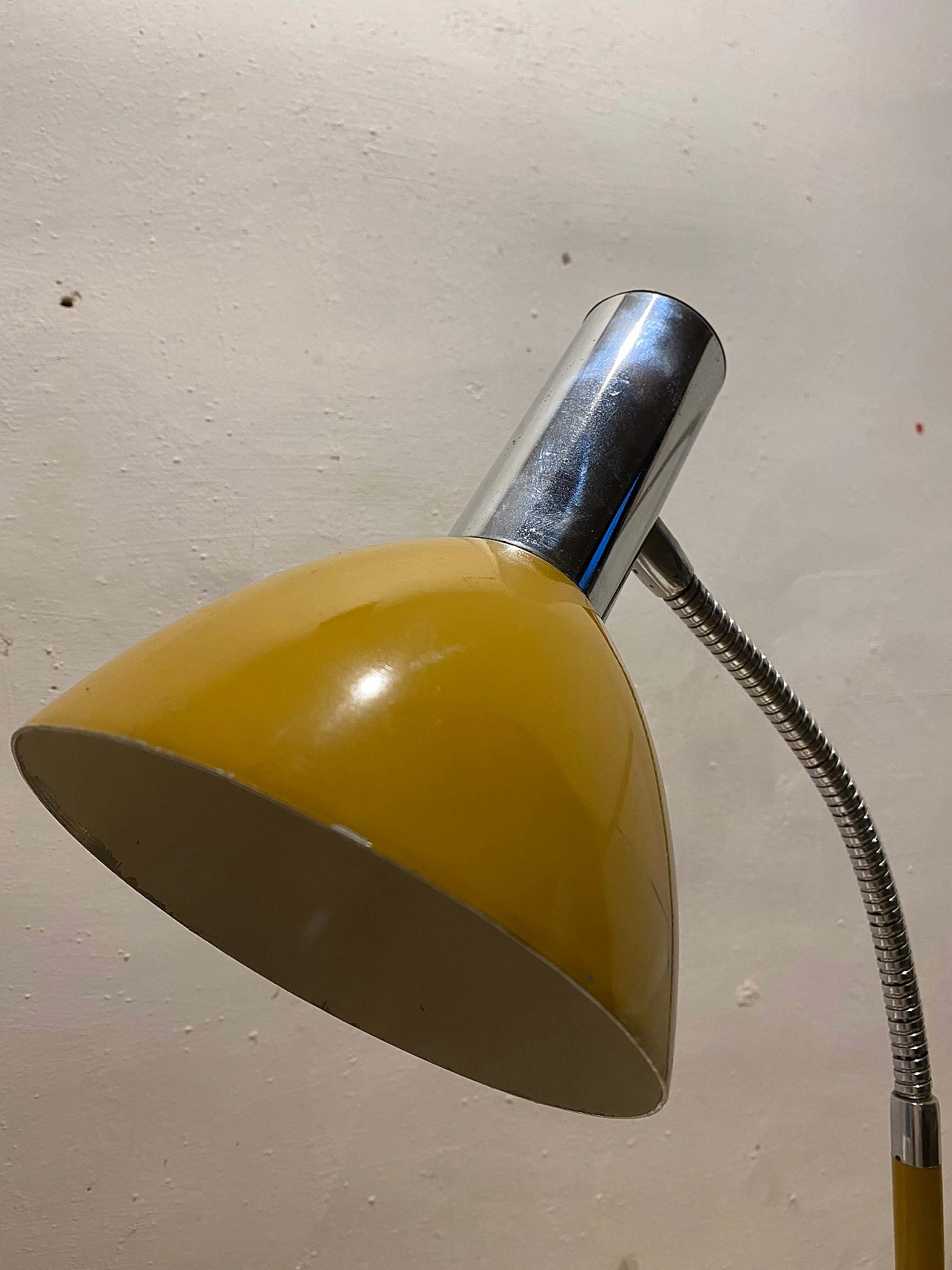 Lampada da tavolo in metallo giallo, anni '60 1339517