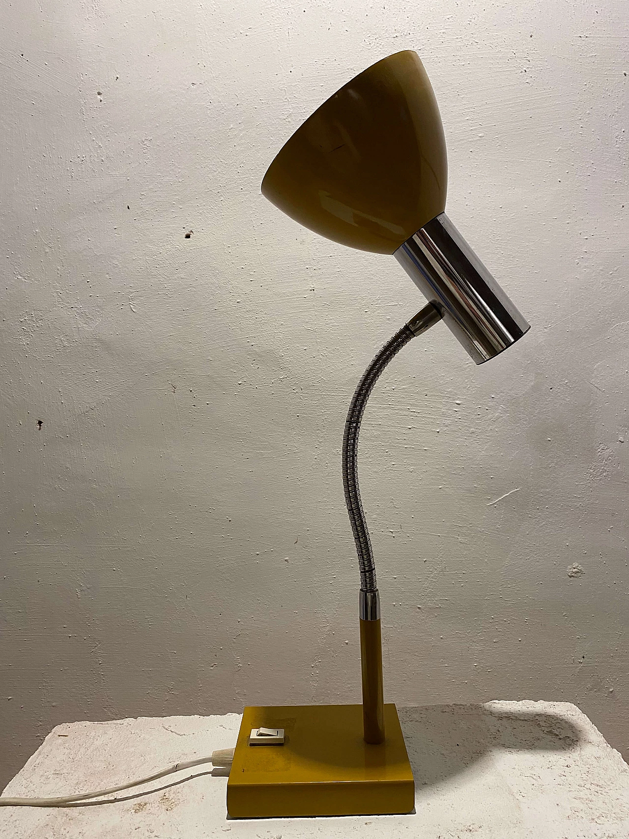 Lampada da tavolo in metallo giallo, anni '60 1339525