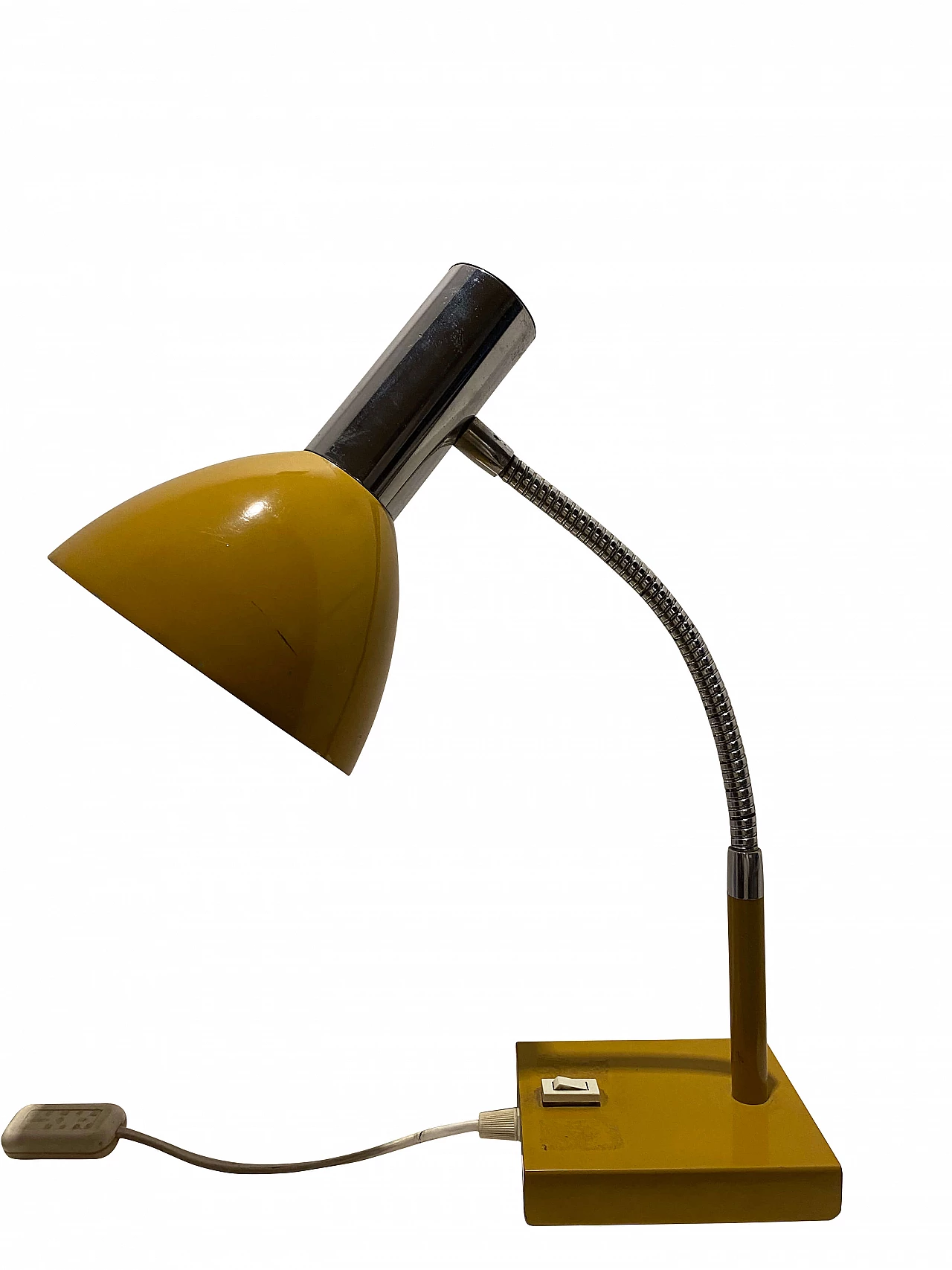 Lampada da tavolo in metallo giallo, anni '60 1339536
