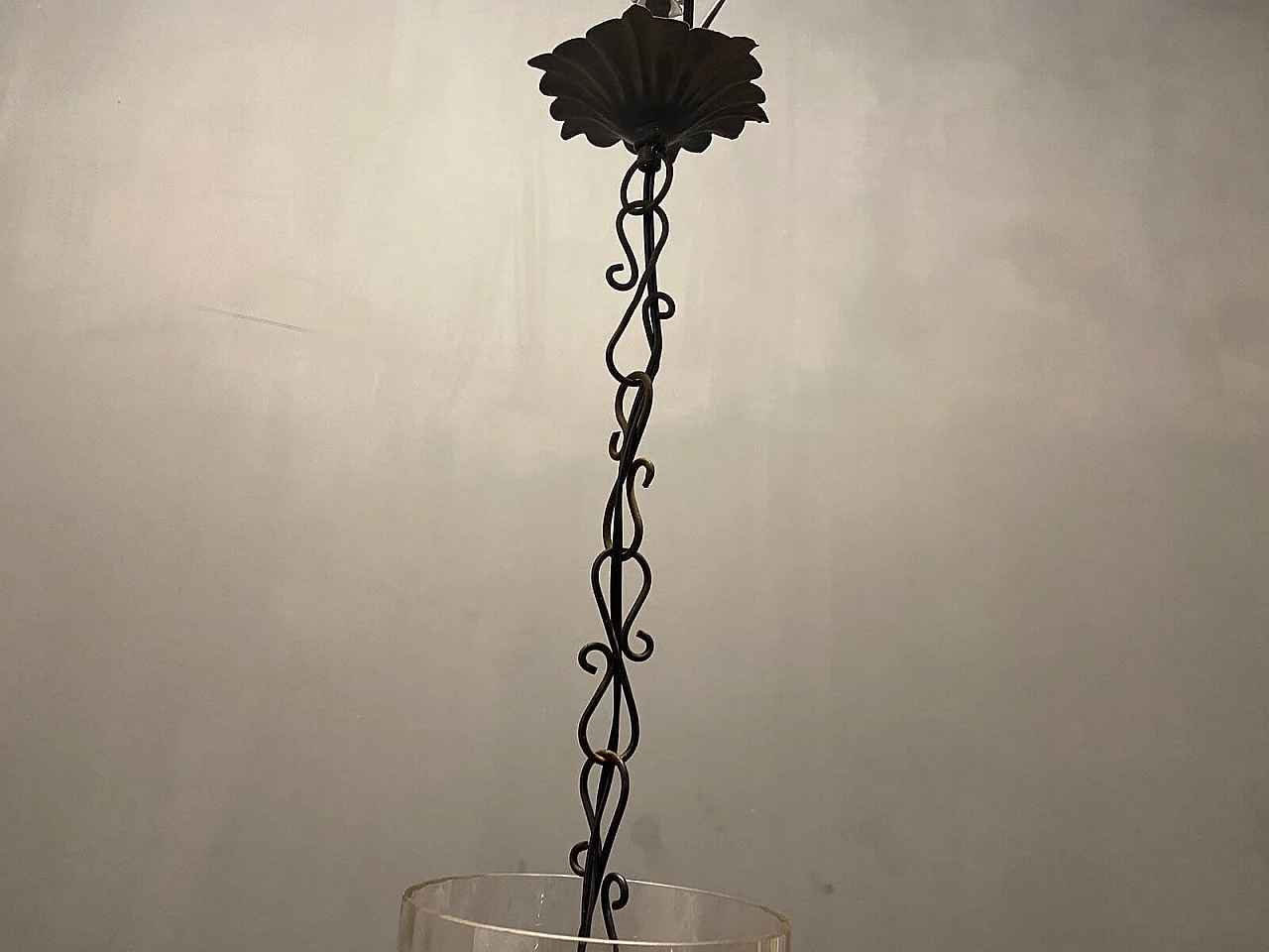 Lampadario da soffitto in ferro battuto e vetro di Murano, anni '50 1340317