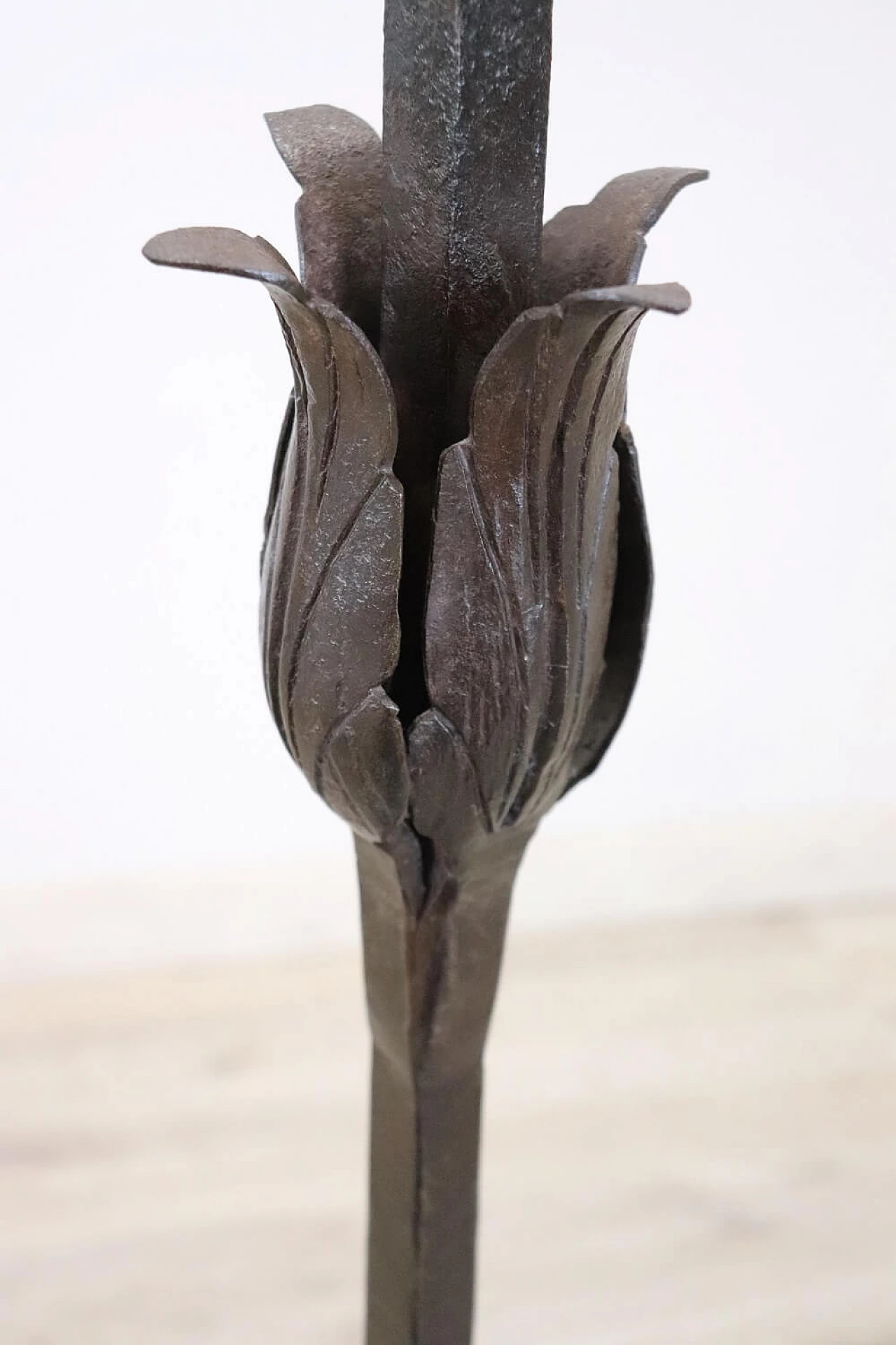 Candelabro da terra in ferro forgiato a mano, '600 1342217