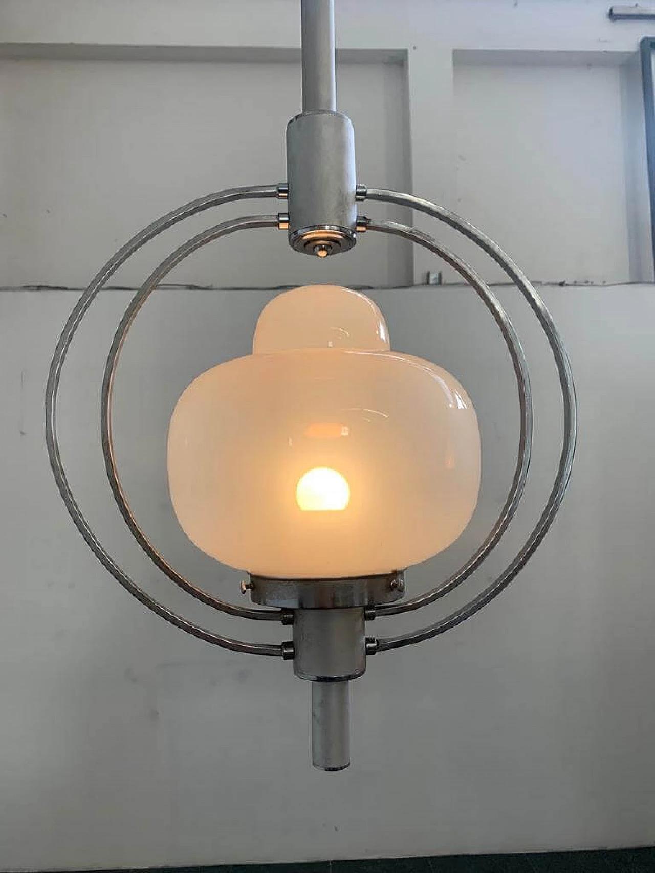 Coppia di lampade da soffitto in acciaio e vetro satinato, anni '60 1342833