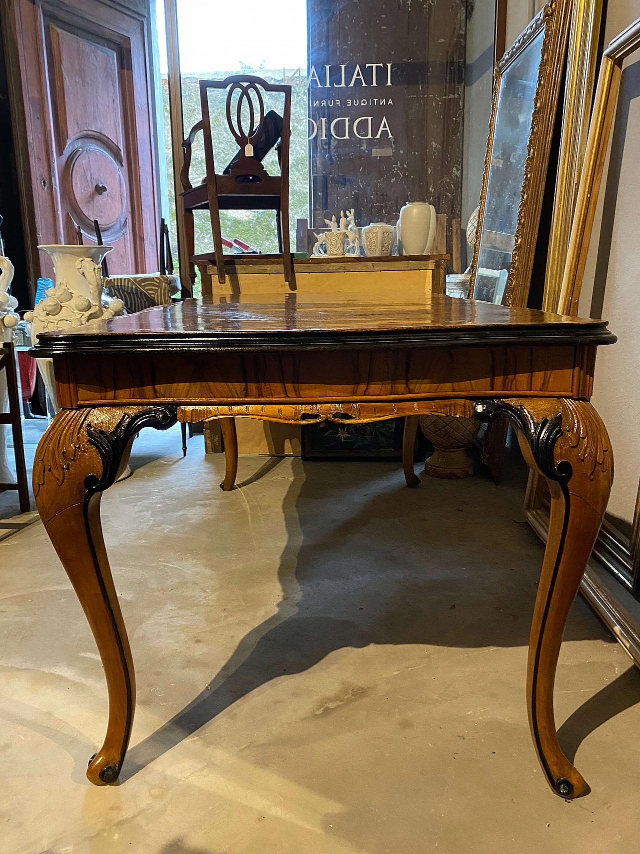 Tavolo Chippendale con piano in radica di noce, inizio '900 1342862