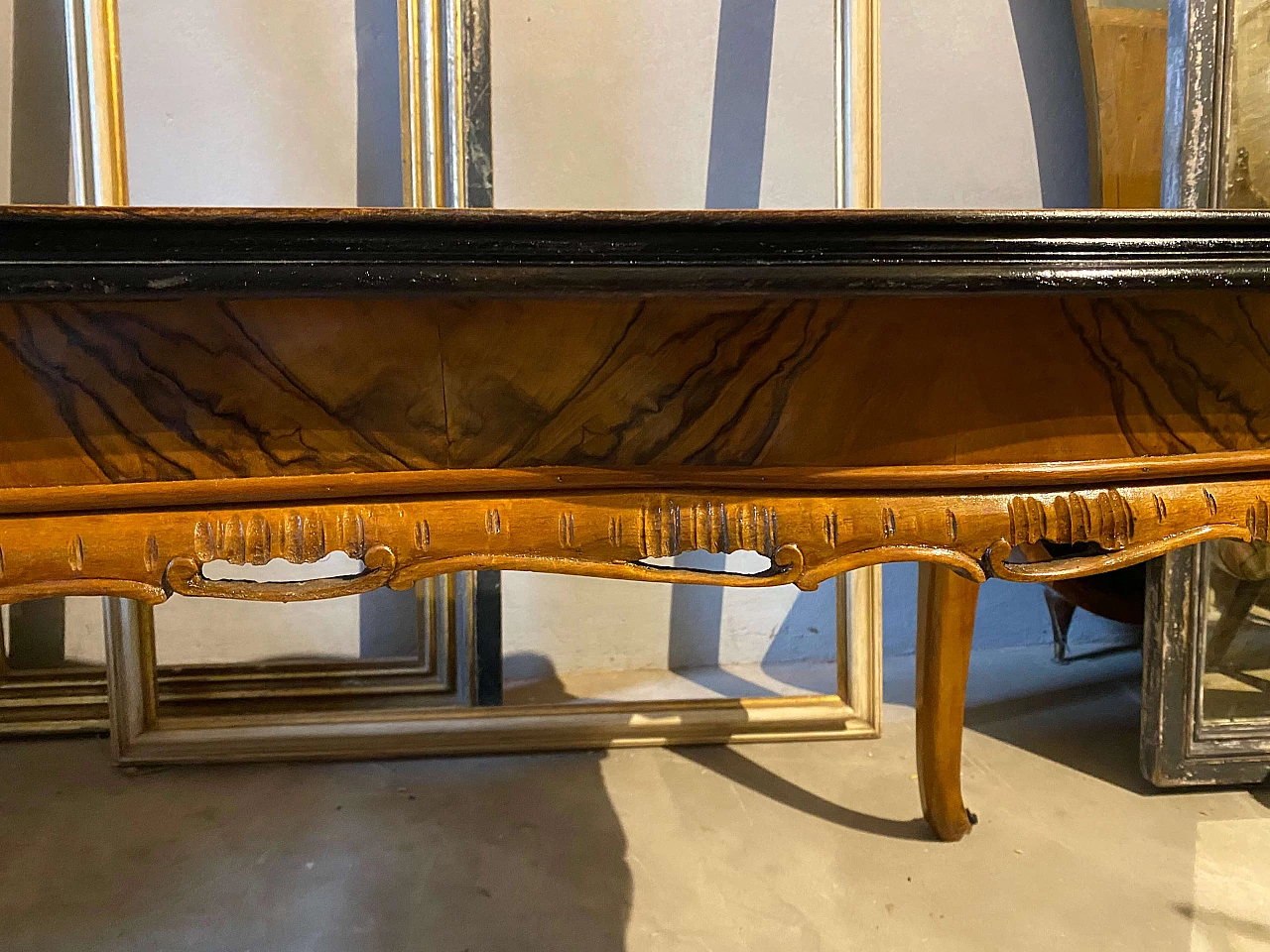 Tavolo Chippendale con piano in radica di noce, inizio '900 1342866