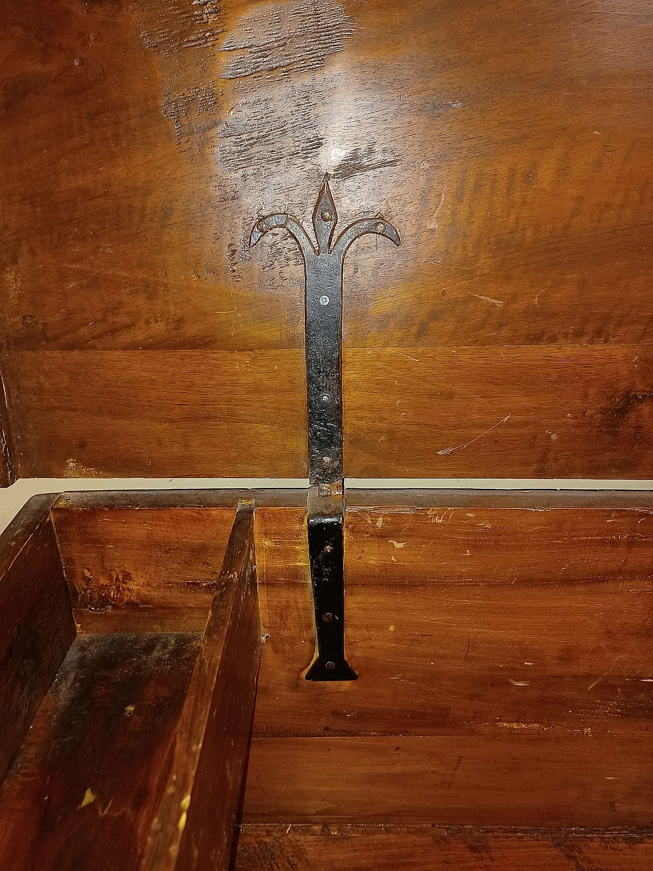 Walnut Mantuan chest, mid 18th century 1342870