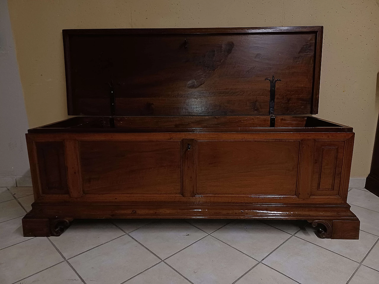 Walnut Mantuan chest, mid 18th century 1342872