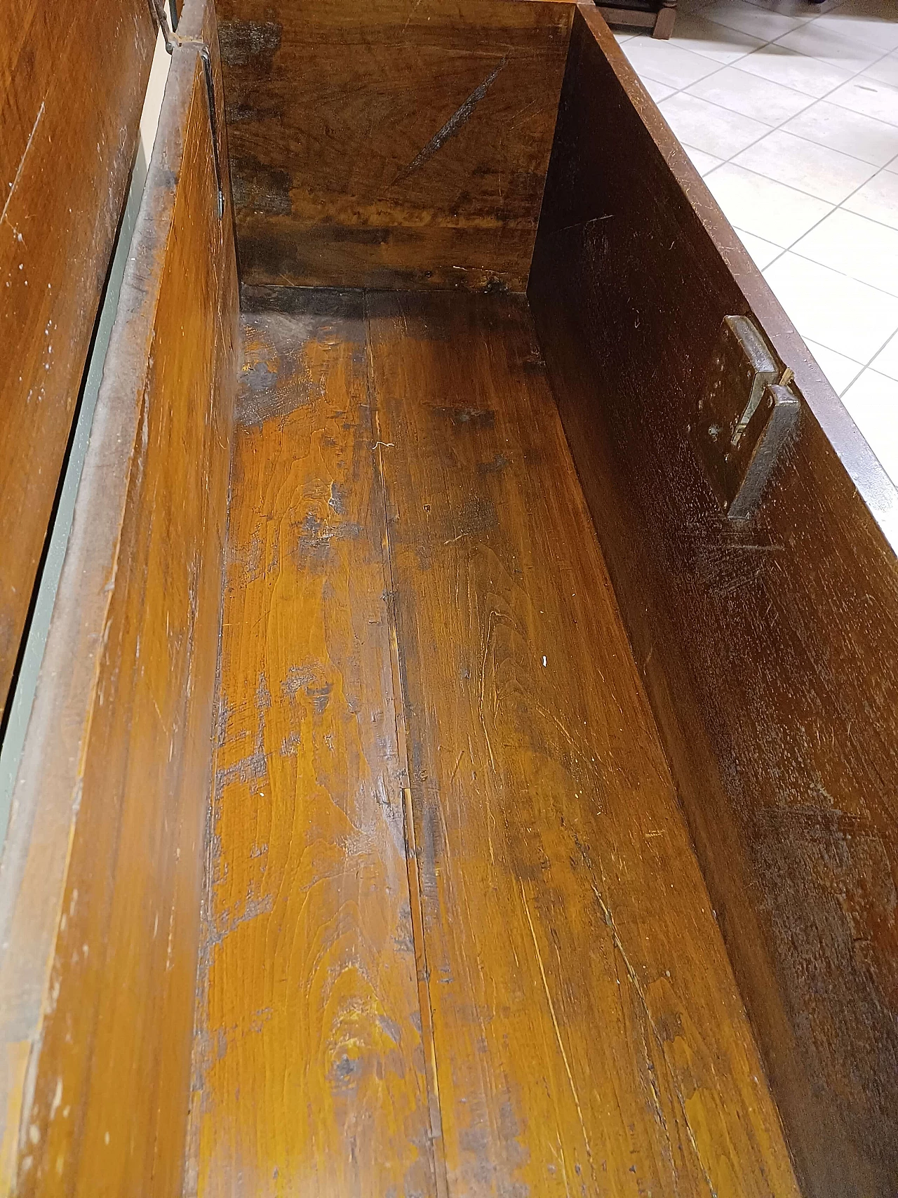 Walnut Mantuan chest, mid 18th century 1342874