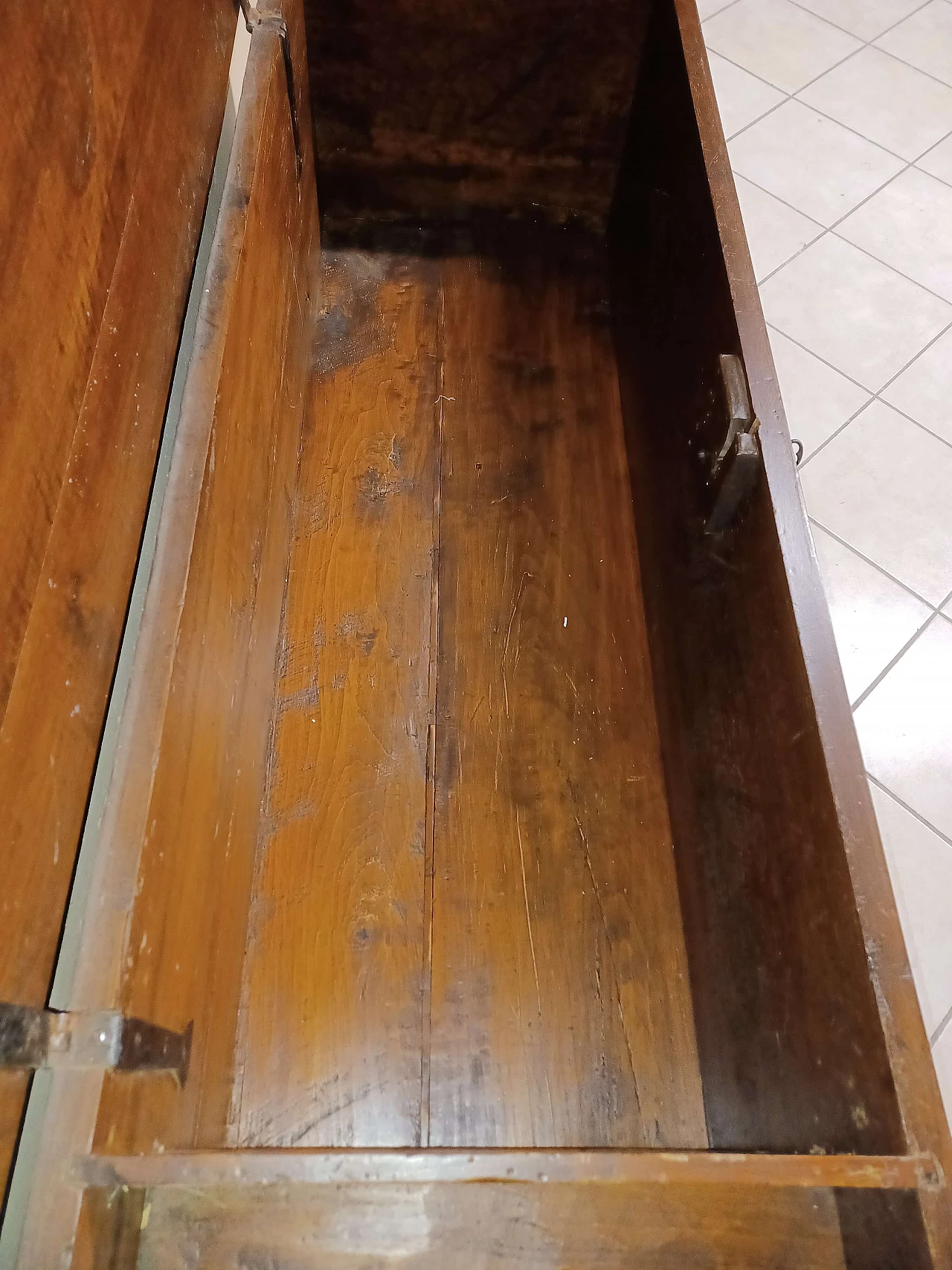 Walnut Mantuan chest, mid 18th century 1342875