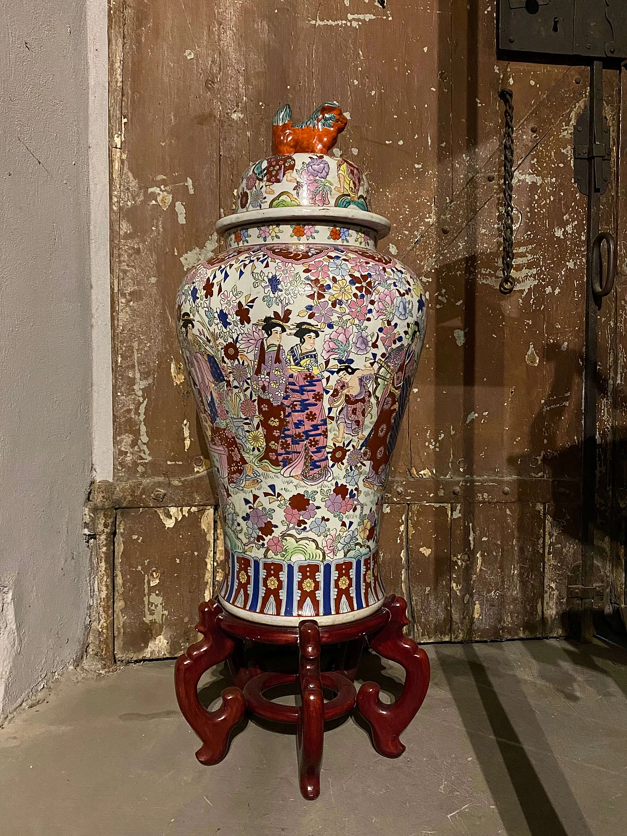 Grande vaso cinese in porcellana con supporto in legno, inizio '900 1342892