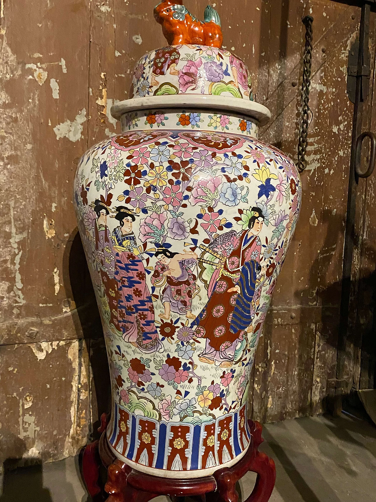 Grande vaso cinese in porcellana con supporto in legno, inizio '900 1342893