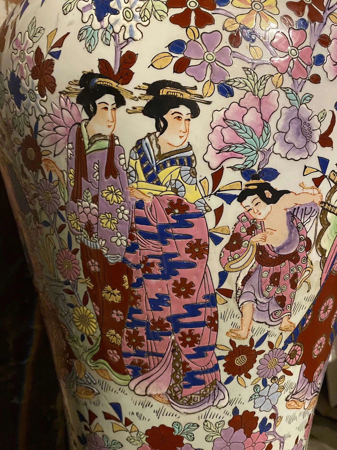 Grande vaso cinese in porcellana con supporto in legno, inizio '900 1342894