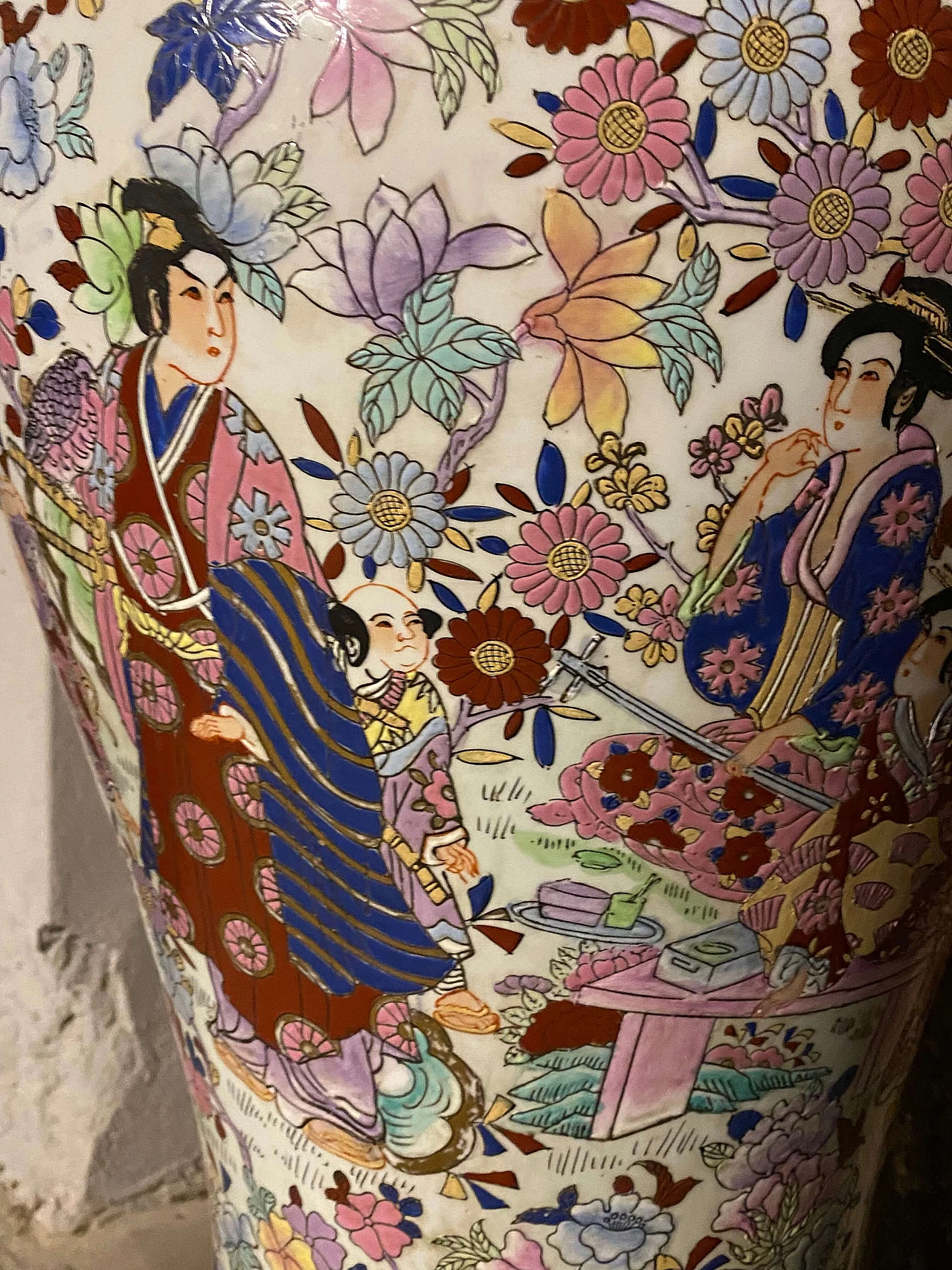 Grande vaso cinese in porcellana con supporto in legno, inizio '900 1342895