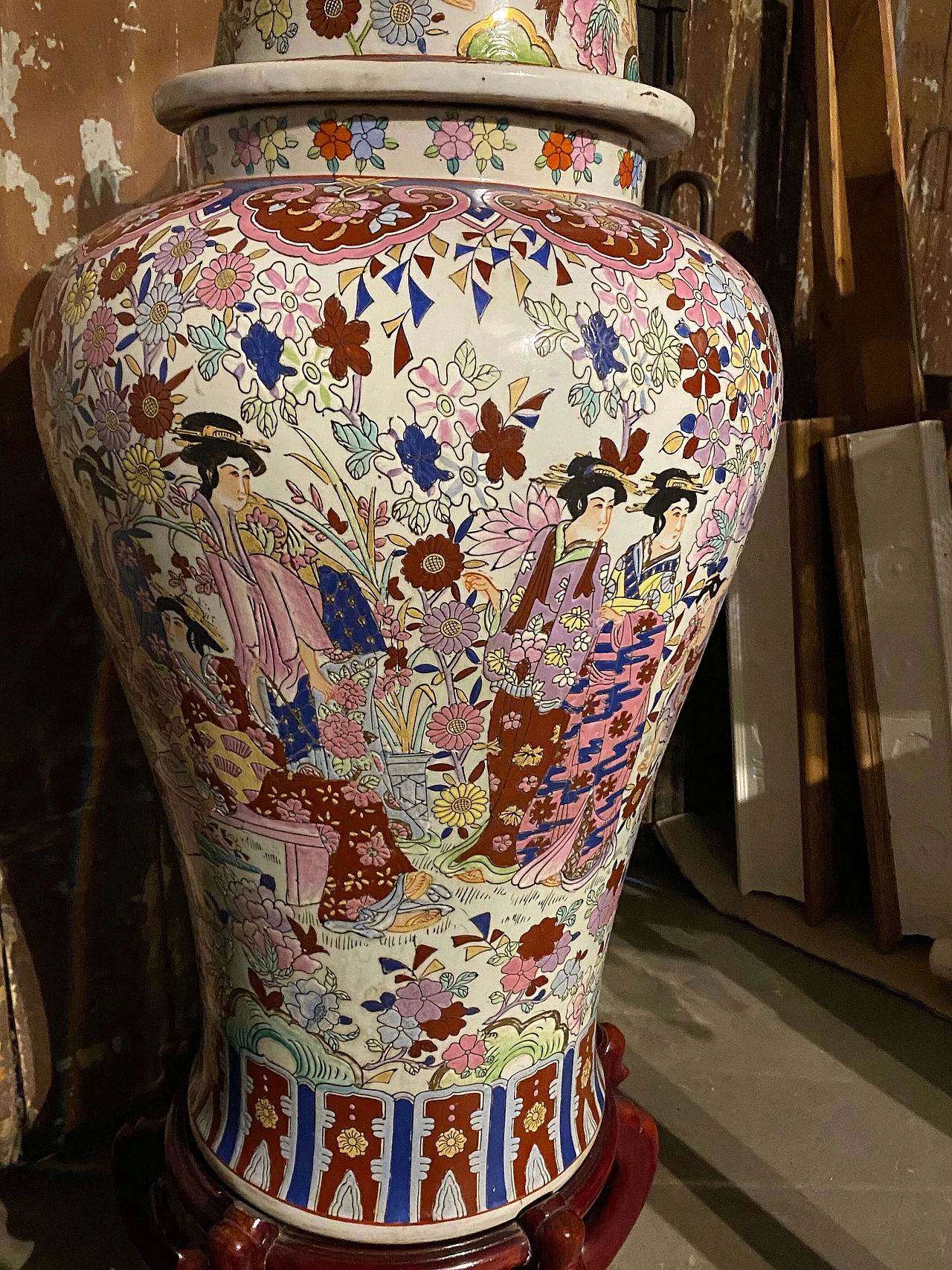 Grande vaso cinese in porcellana con supporto in legno, inizio '900 1342896