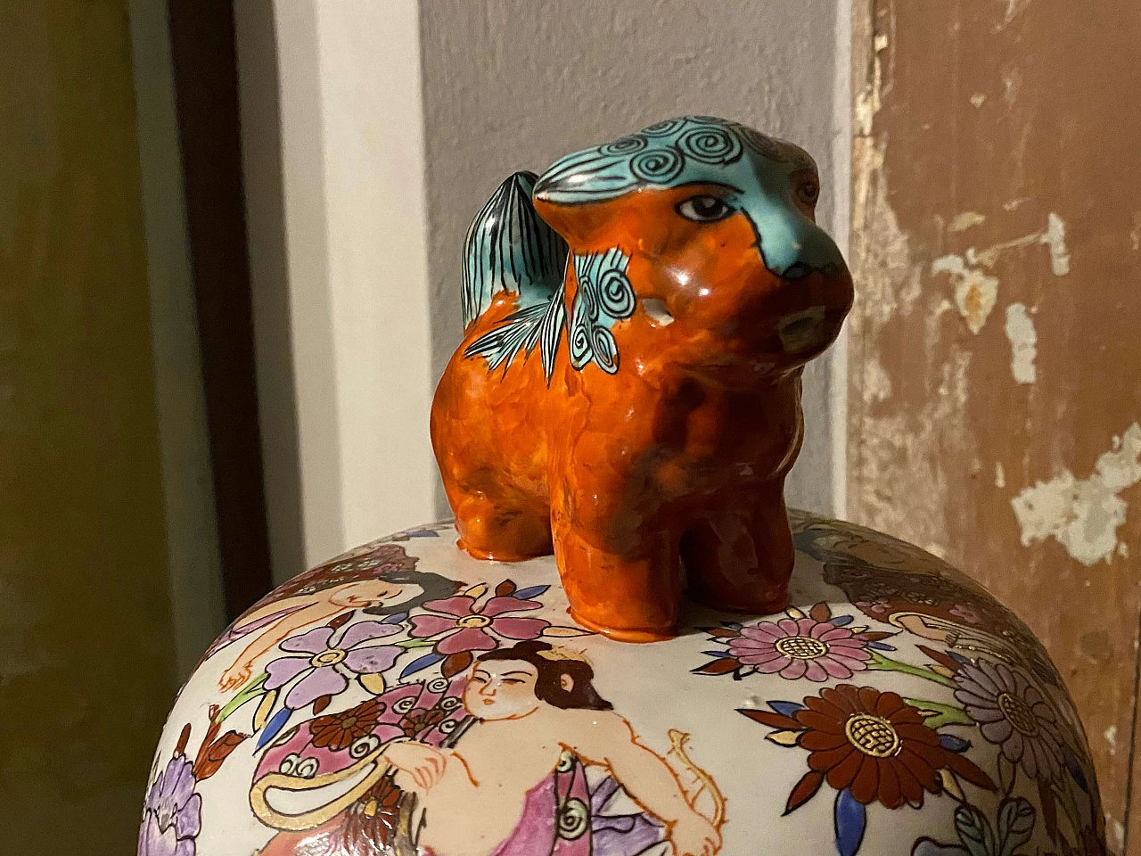 Grande vaso cinese in porcellana con supporto in legno, inizio '900 1342898