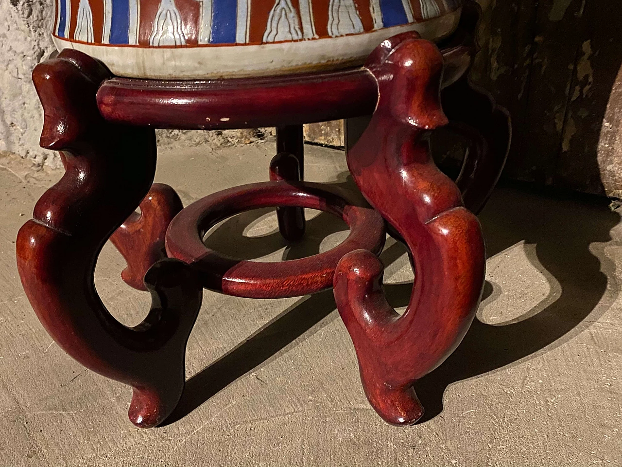 Grande vaso cinese in porcellana con supporto in legno, inizio '900 1342899