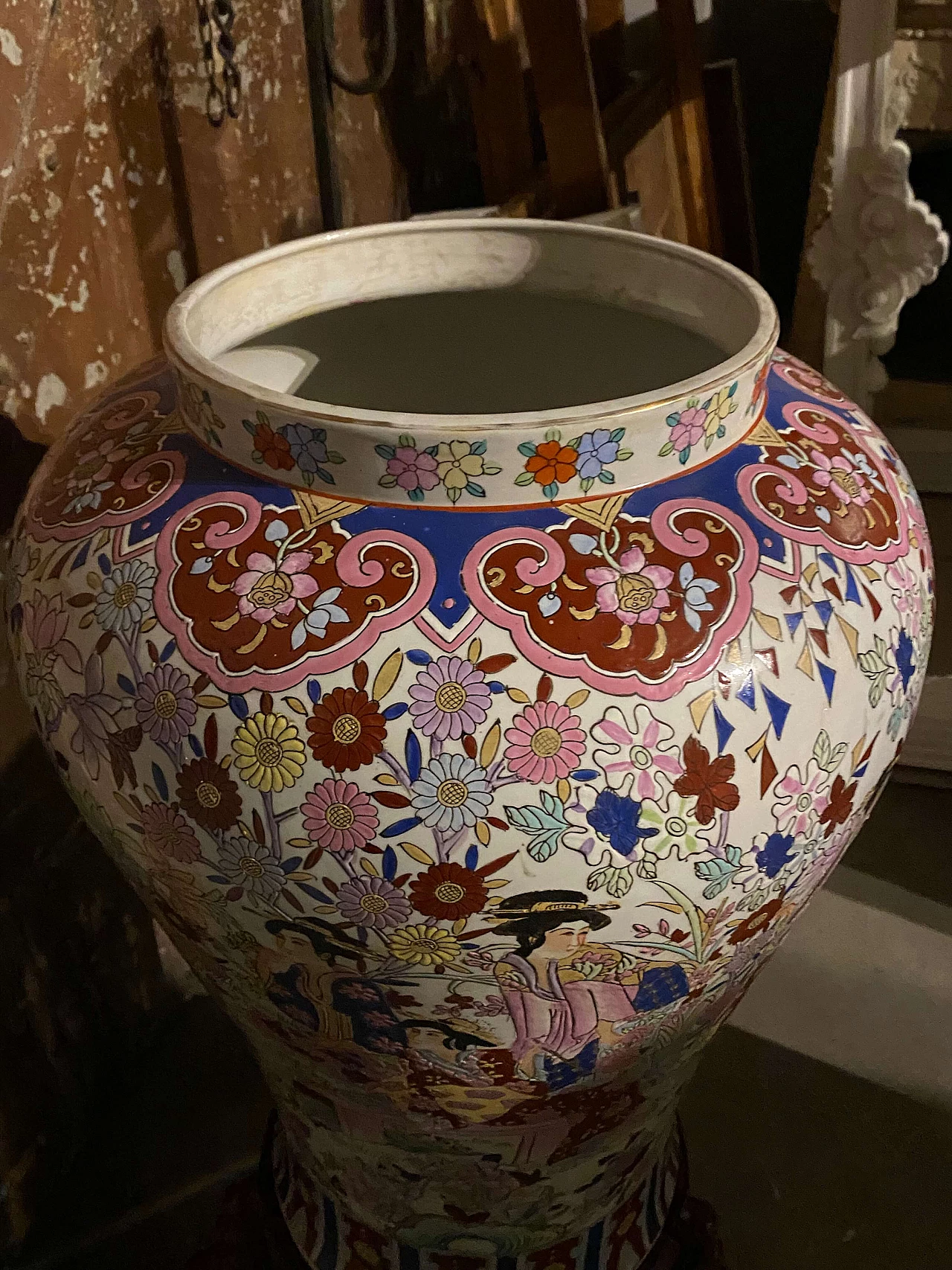 Grande vaso cinese in porcellana con supporto in legno, inizio '900 1342900