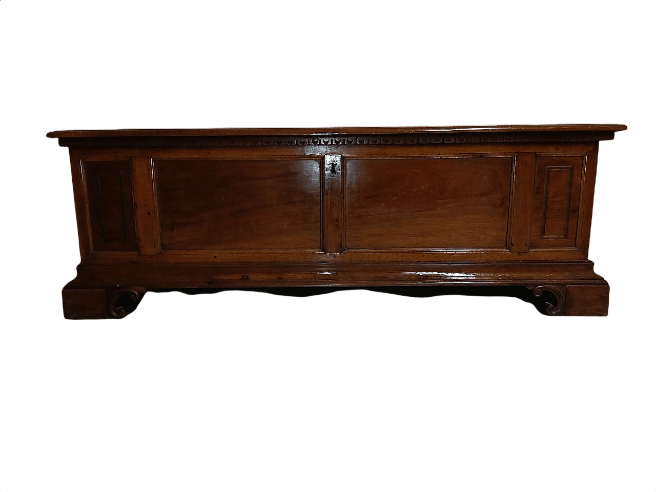 Walnut Mantuan chest, mid 18th century 1343370