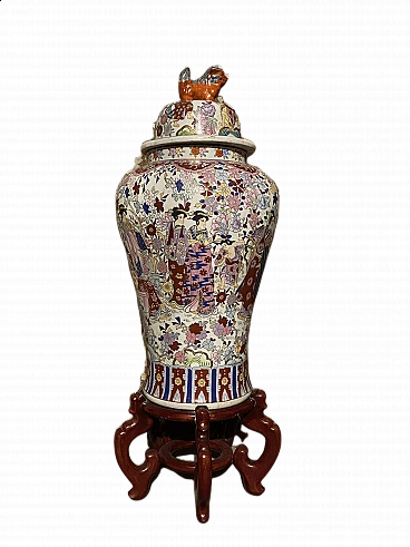 Large Chinese porcelain vase with wooden support, early 20th century