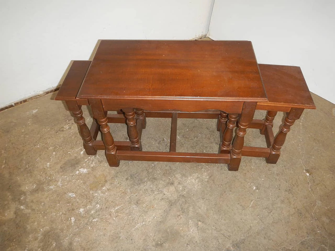 Tavolino in legno con porta sgabelli, anni '80 1345512