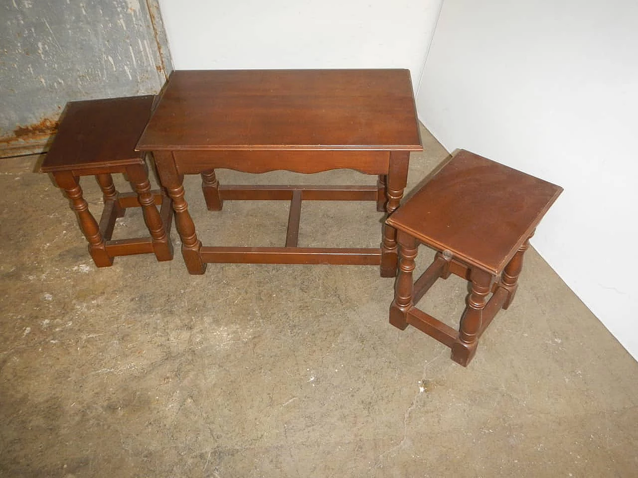 Tavolino in legno con porta sgabelli, anni '80 1345513