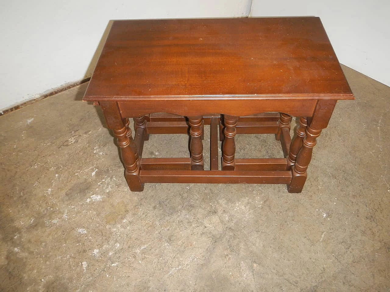 Tavolino in legno con porta sgabelli, anni '80 1345514