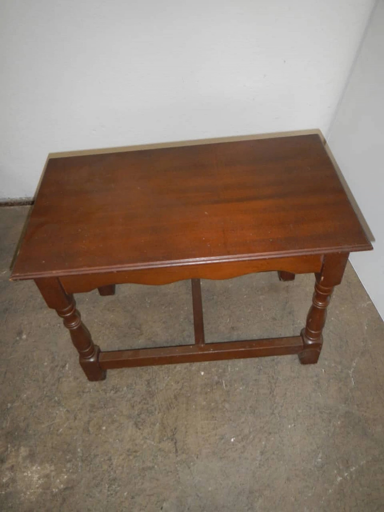 Tavolino in legno con porta sgabelli, anni '80 1345515