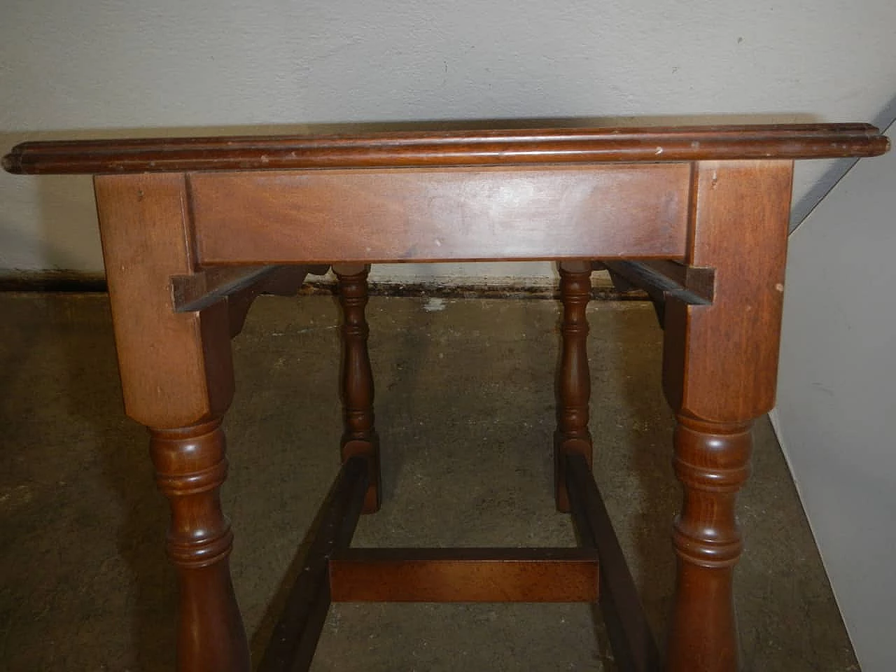 Tavolino in legno con porta sgabelli, anni '80 1345516