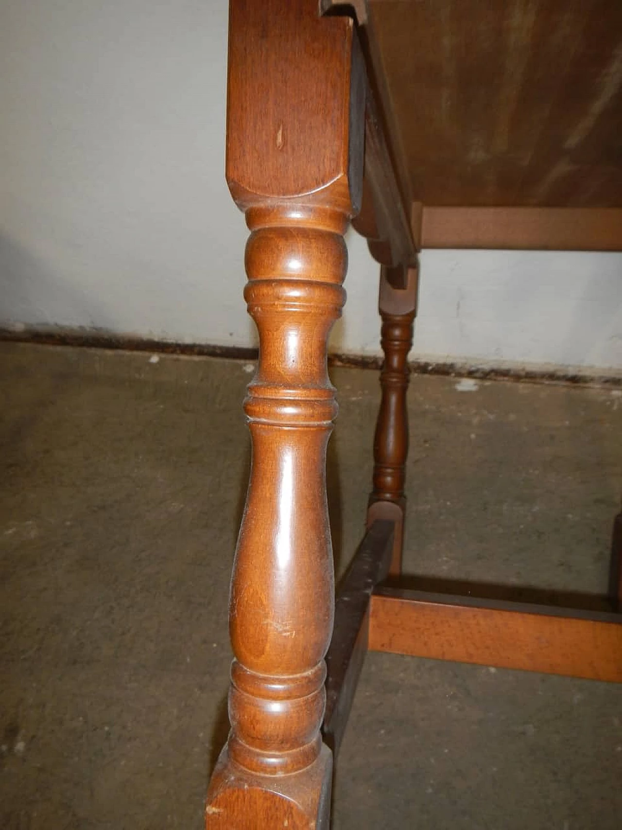 Tavolino in legno con porta sgabelli, anni '80 1345517