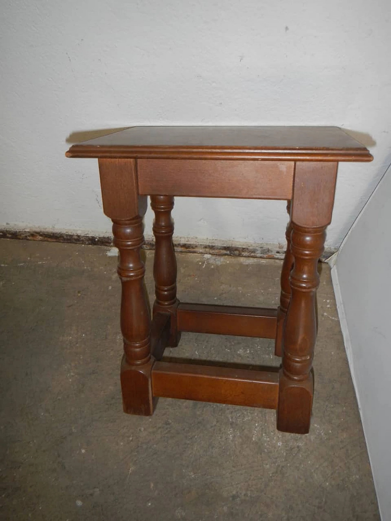 Tavolino in legno con porta sgabelli, anni '80 1345518
