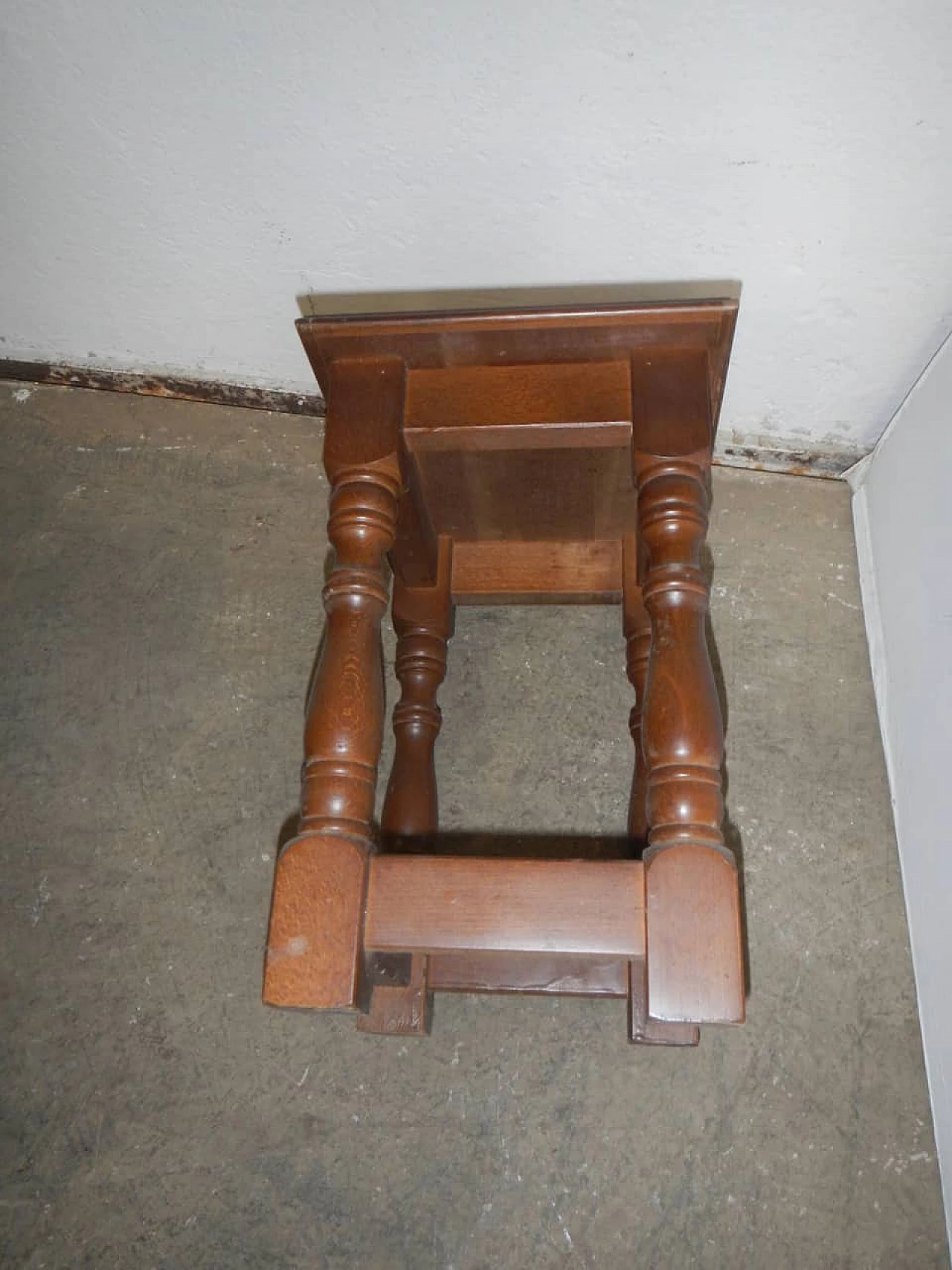 Tavolino in legno con porta sgabelli, anni '80 1345519