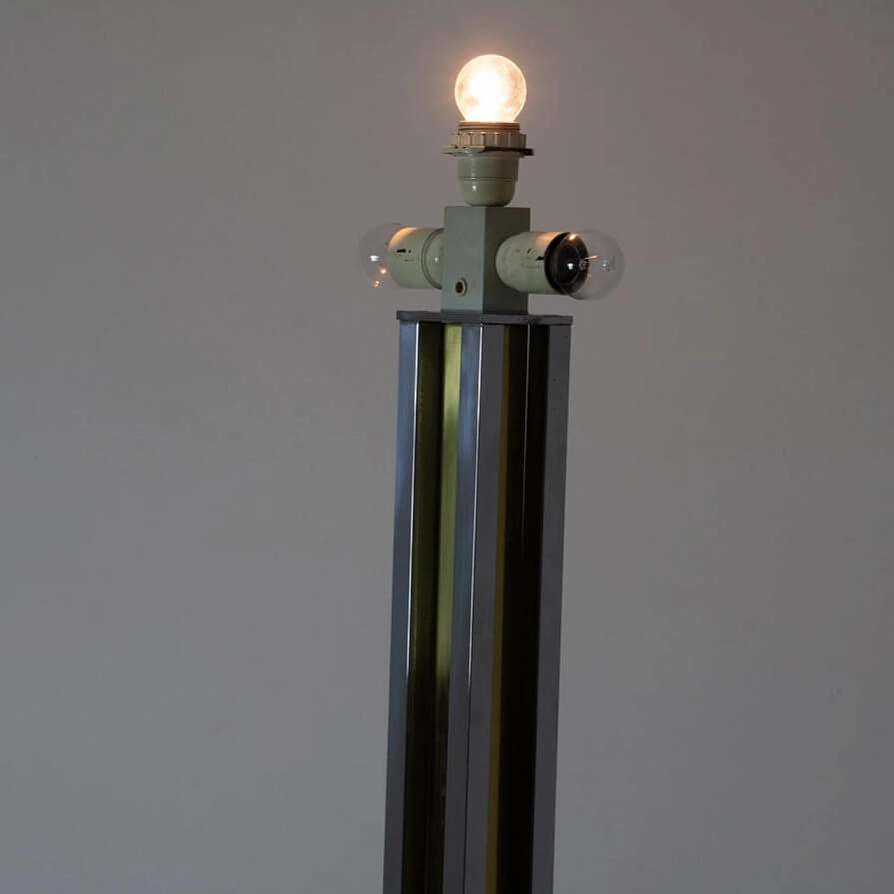 Lampada da terra in acciaio cromato e ottone lucidato di Romeo Rega, anni '70 1346102