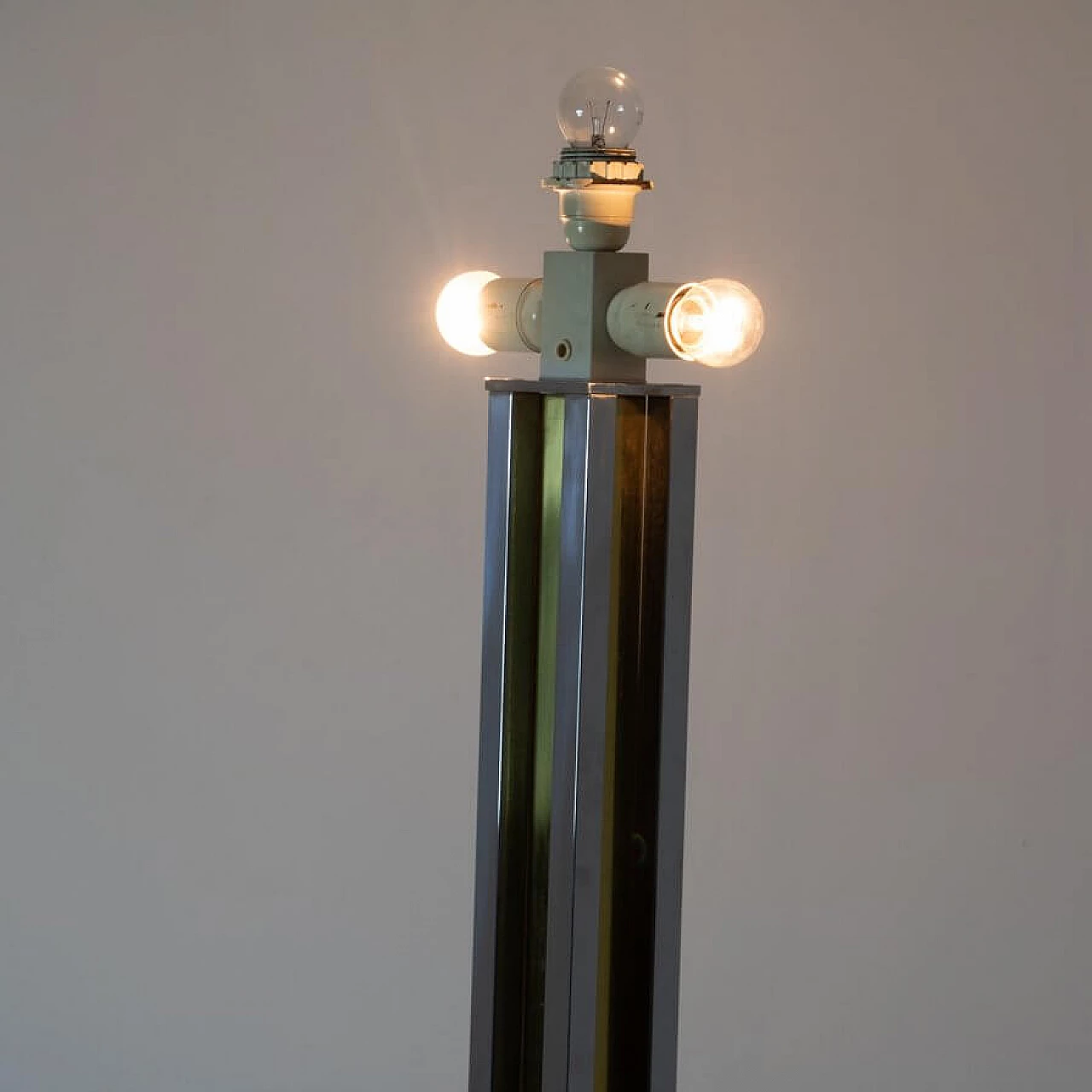 Lampada da terra in acciaio cromato e ottone lucidato di Romeo Rega, anni '70 1346103