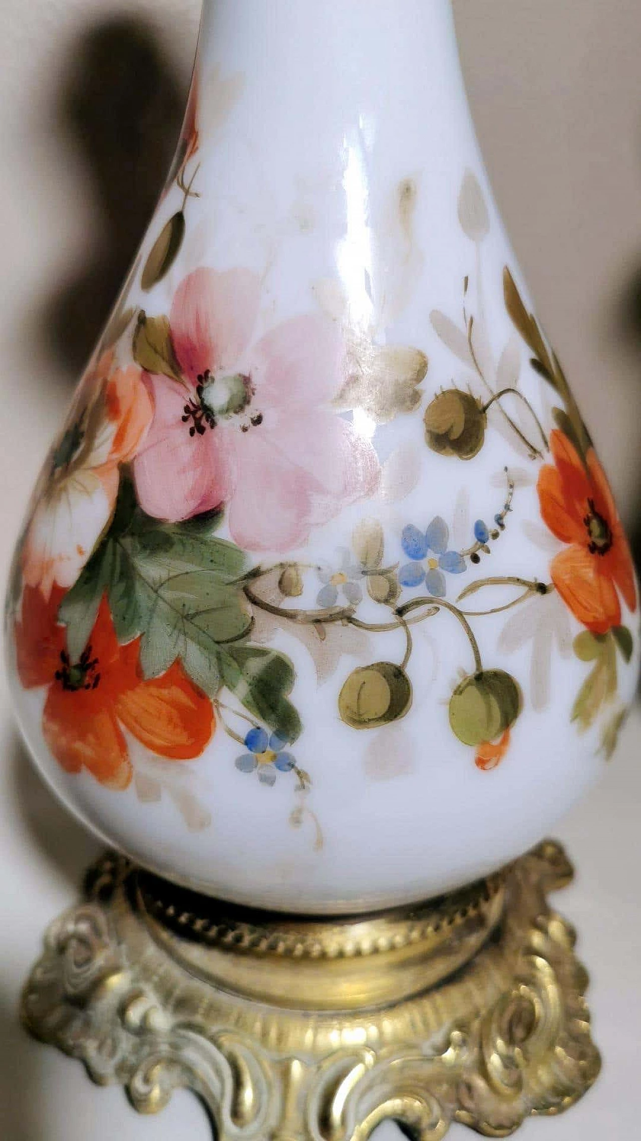 Coppia di lampade a olio in stile Napoleone III in vetro opalino dipinto a mano, anni '20 1346942