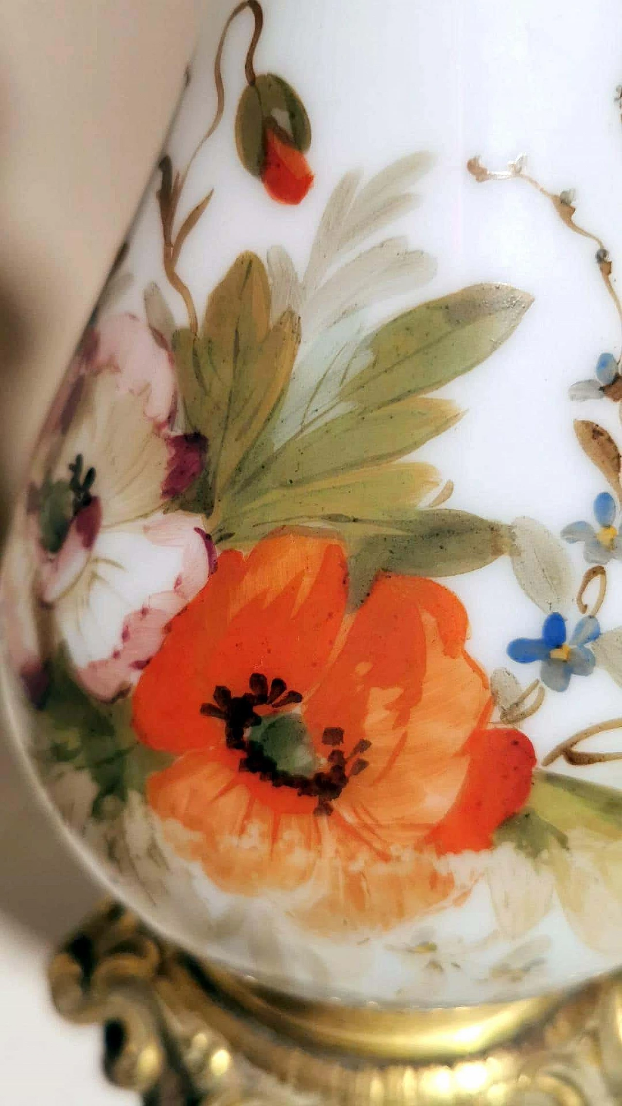 Coppia di lampade a olio in stile Napoleone III in vetro opalino dipinto a mano, anni '20 1346945