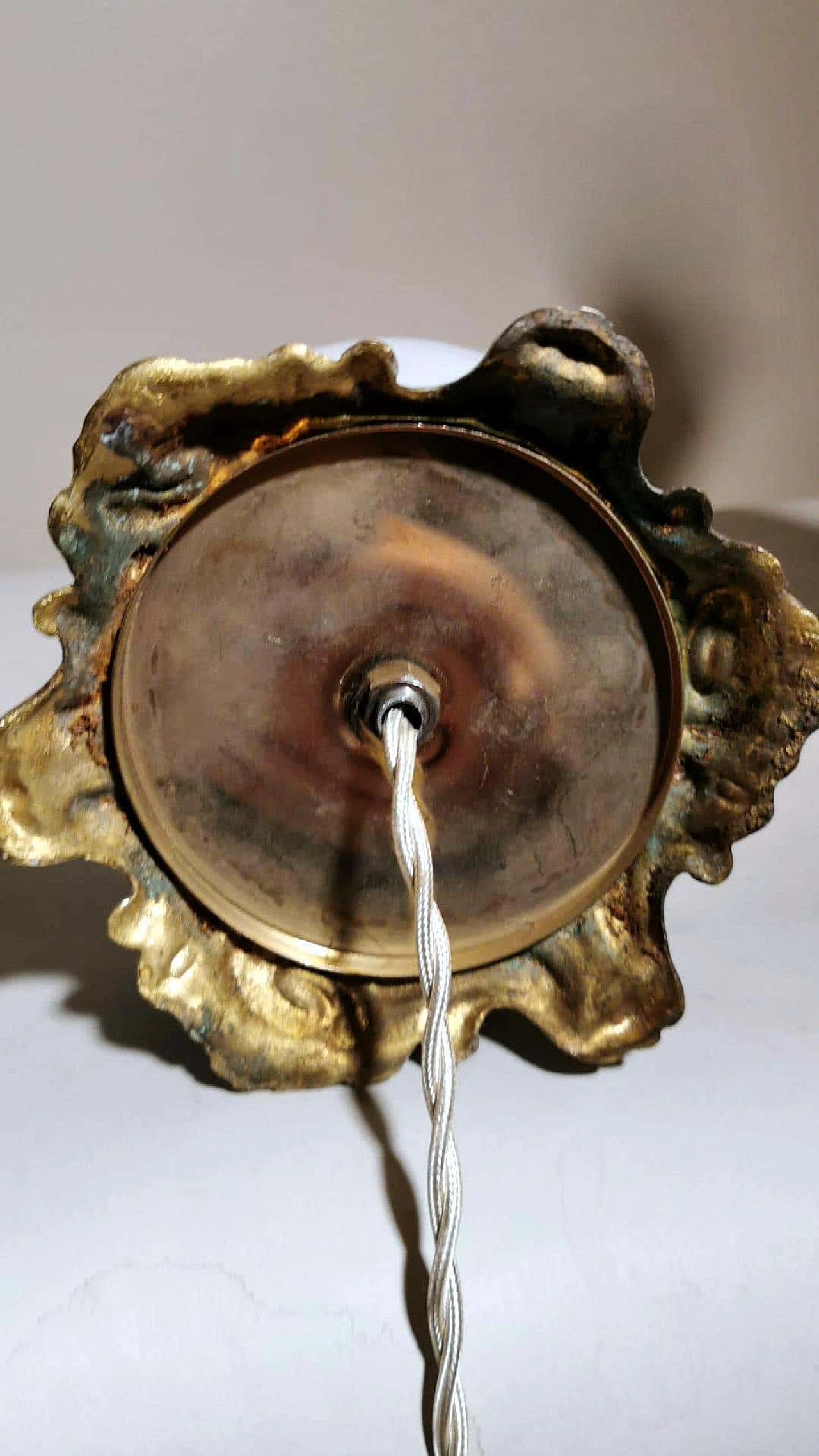 Coppia di lampade a olio in stile Napoleone III in vetro opalino dipinto a mano, anni '20 1346948